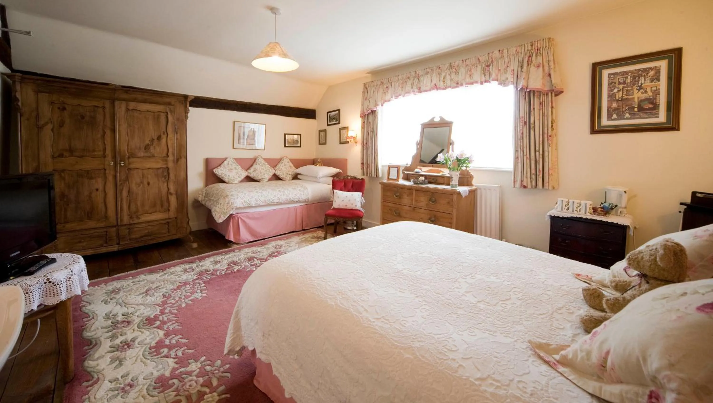 Photo of the whole room, Bed in Park Cottage