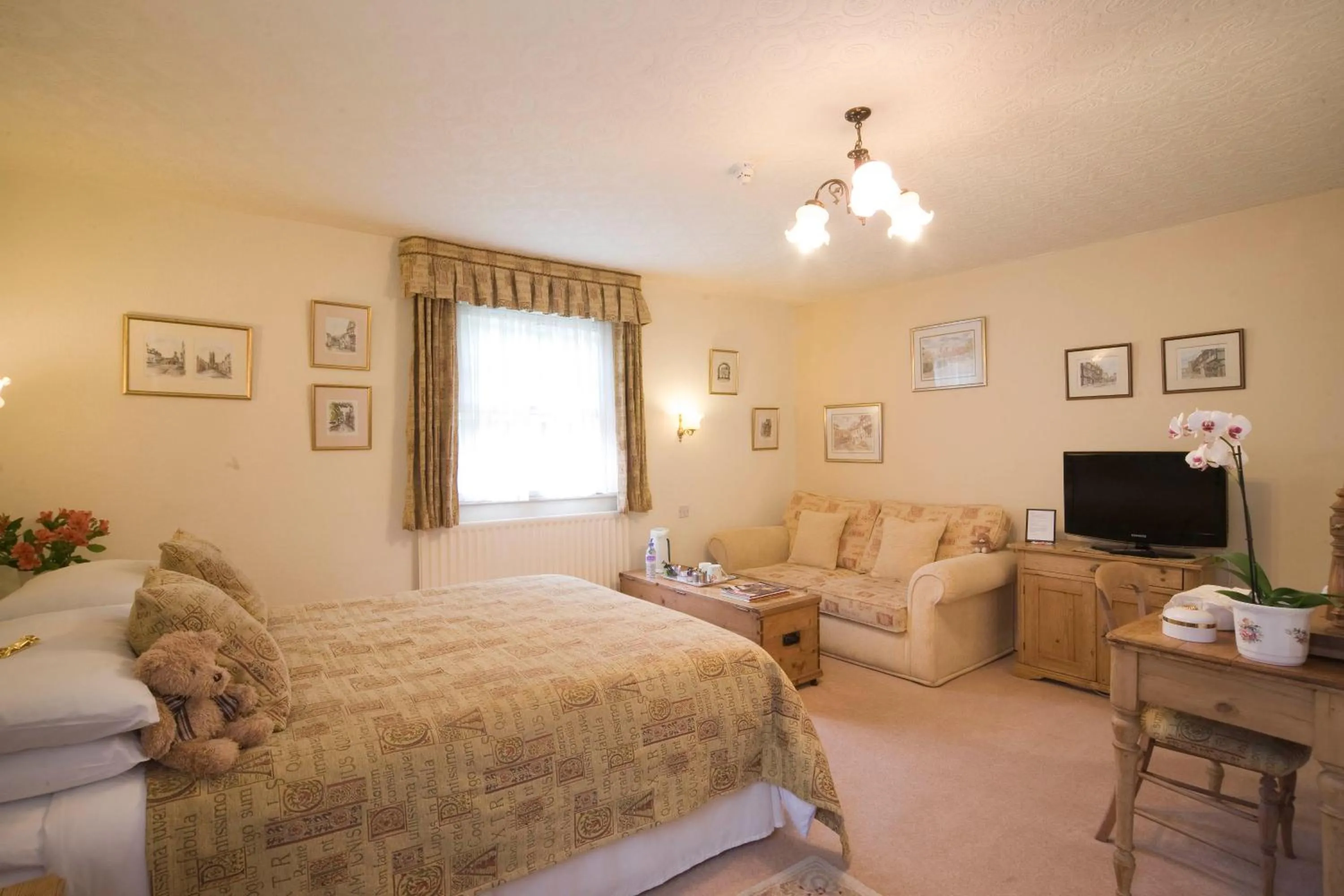 Photo of the whole room, Bed in Park Cottage