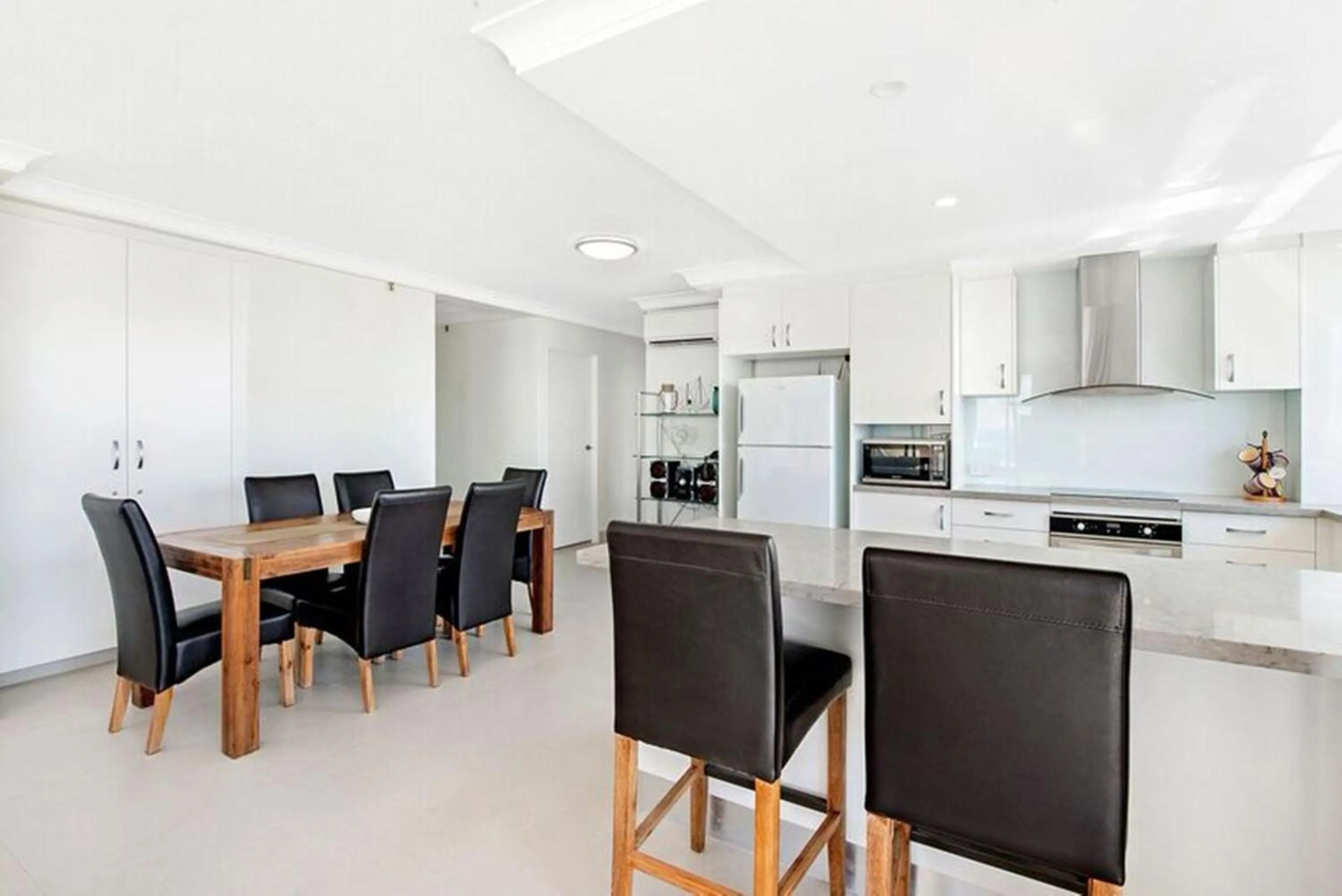 Kitchen or kitchenette in ULTIQA Beach Haven on Broadbeach