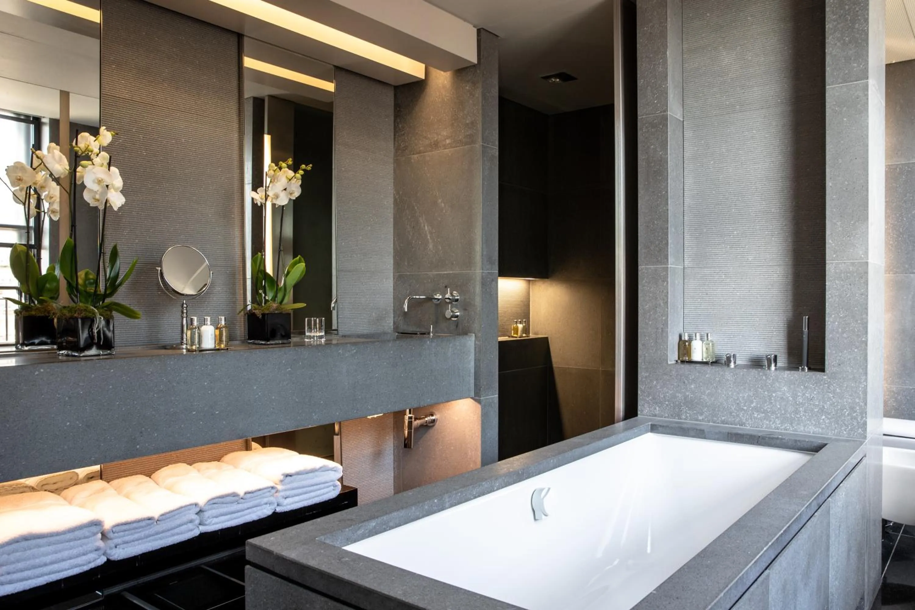 Bathroom, Bed in Grosvenor House Suites