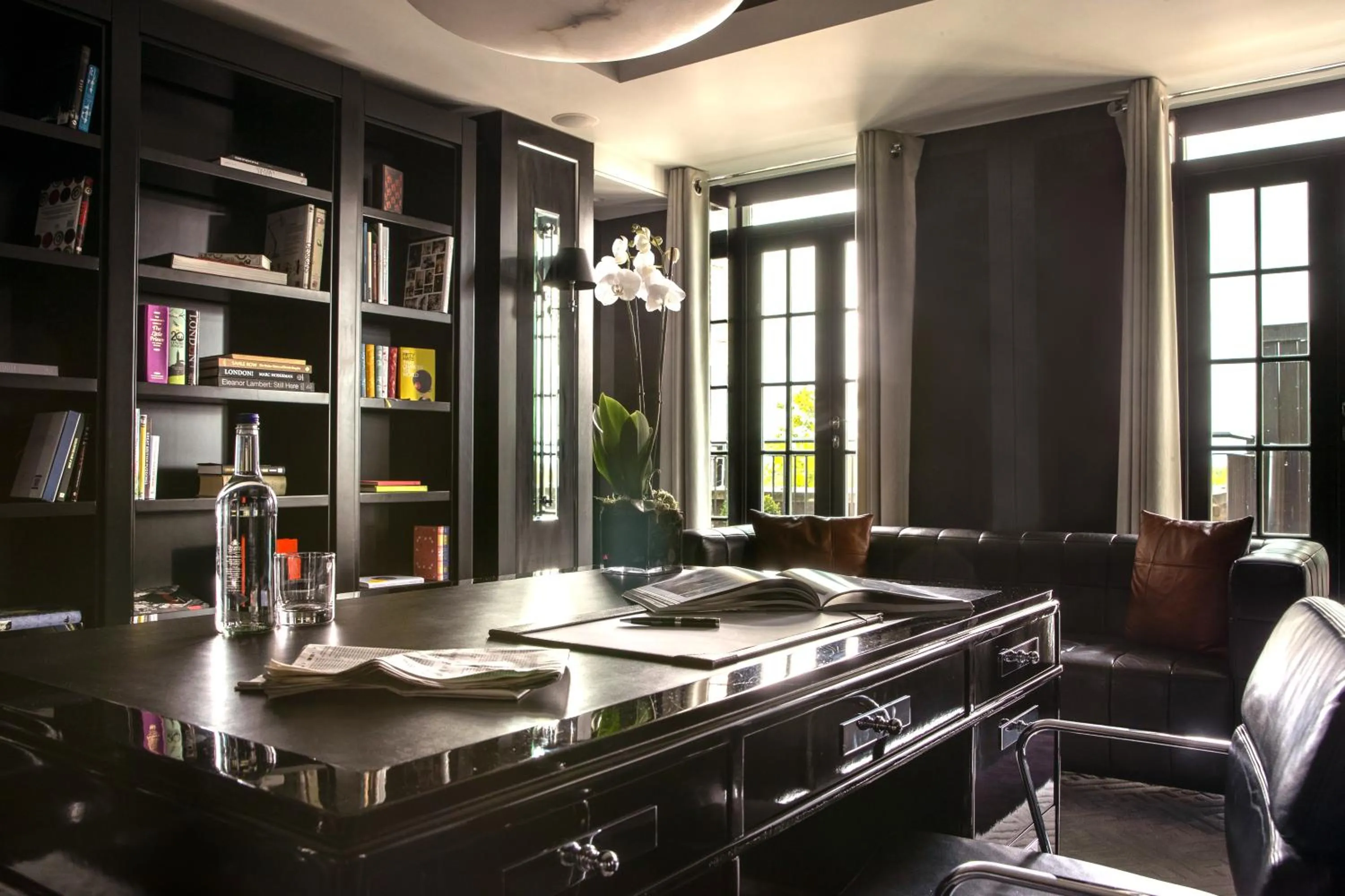 Library in Grosvenor House Suites