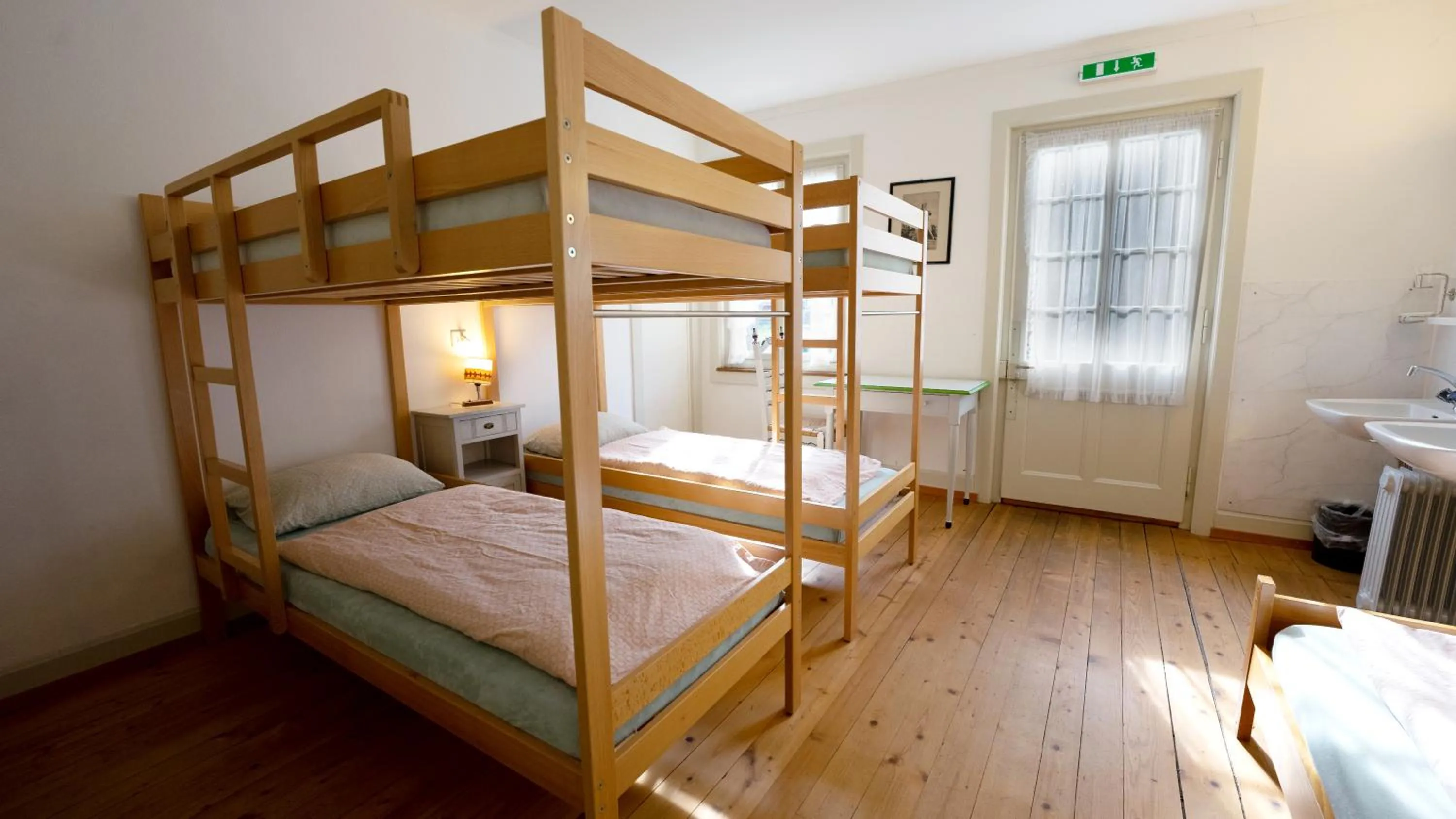 Photo of the whole room, Bed in Leissigen Youth Hostel