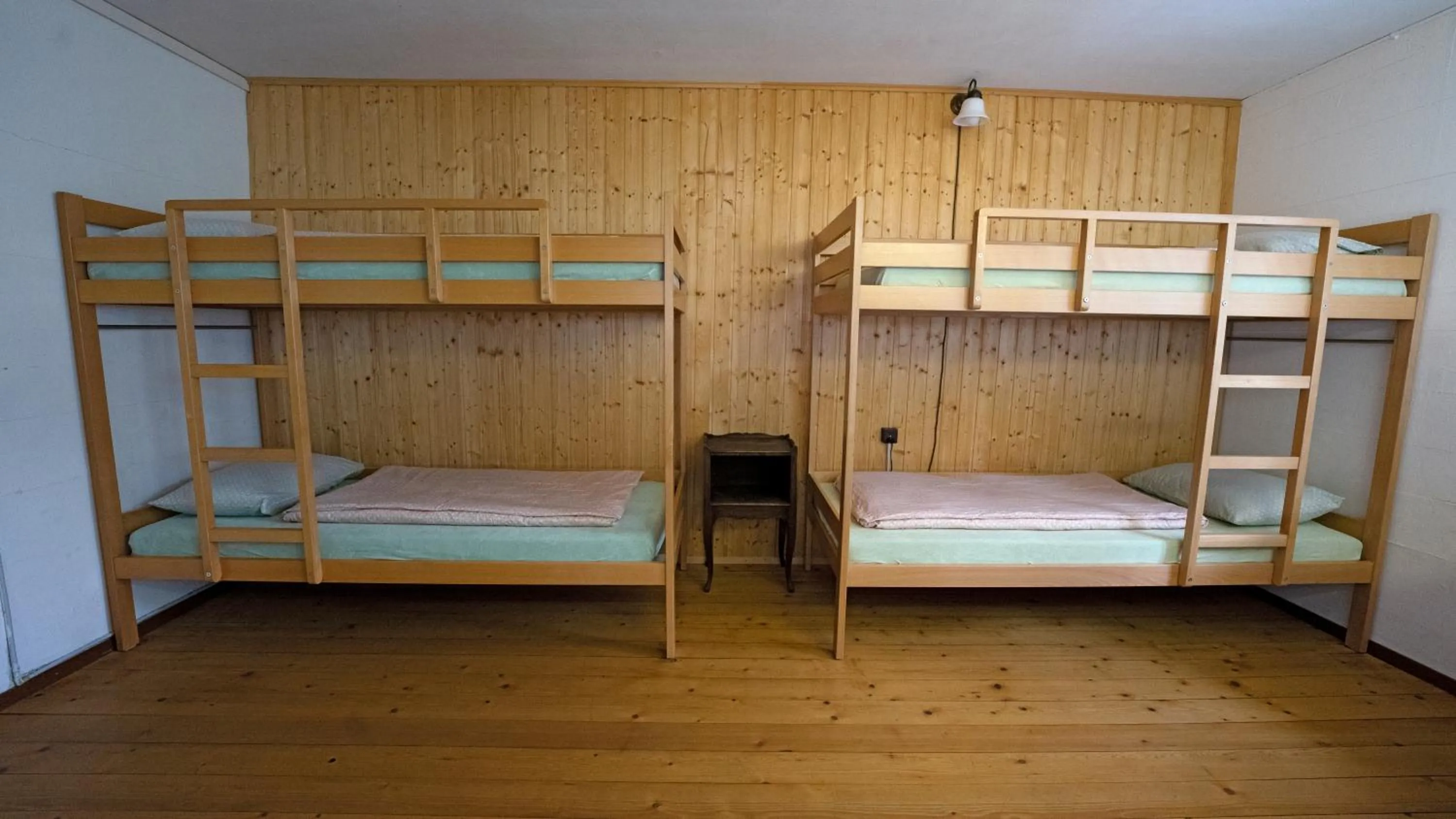 Photo of the whole room, Bed in Leissigen Youth Hostel