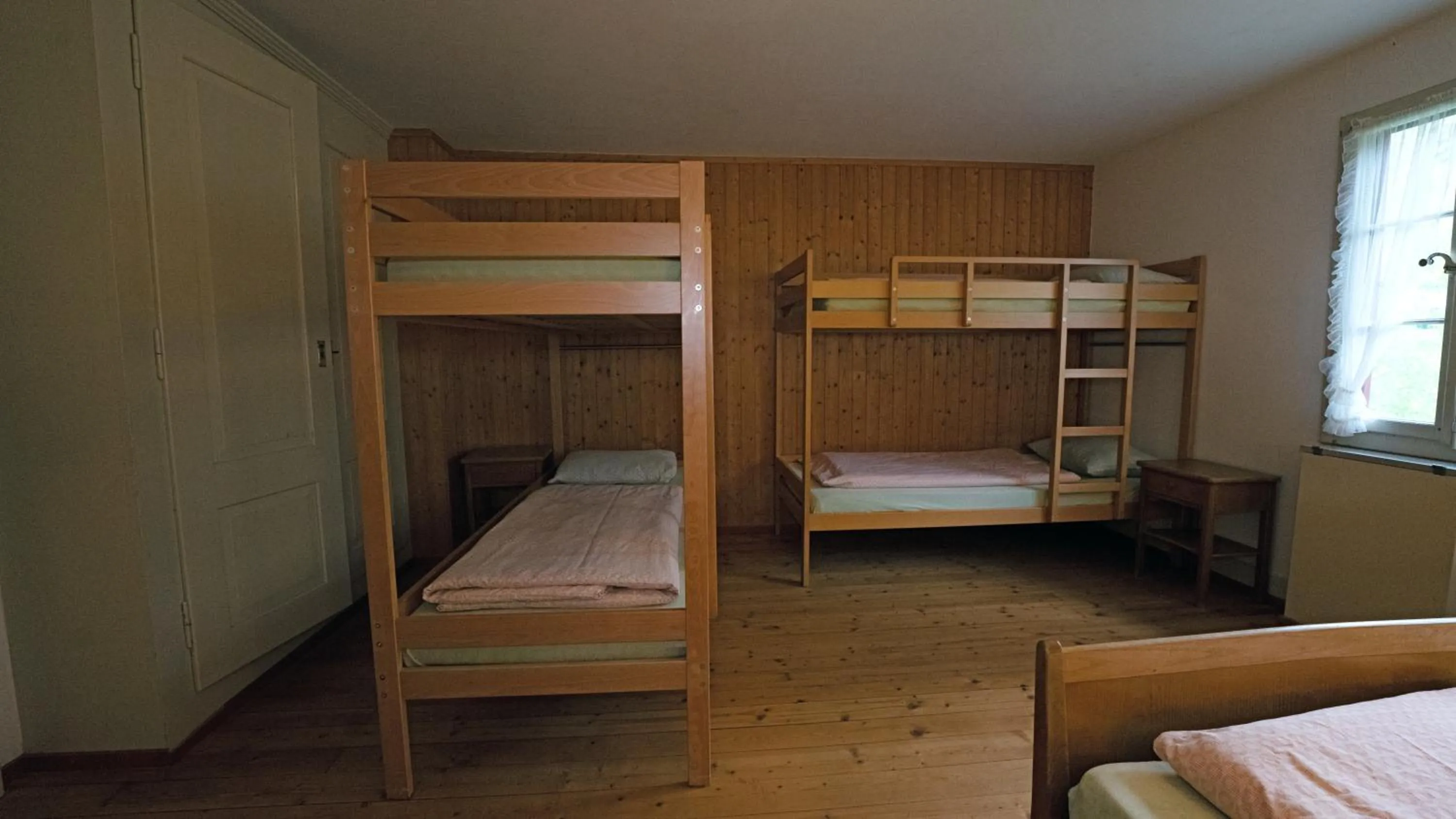 Photo of the whole room, Bed in Leissigen Youth Hostel