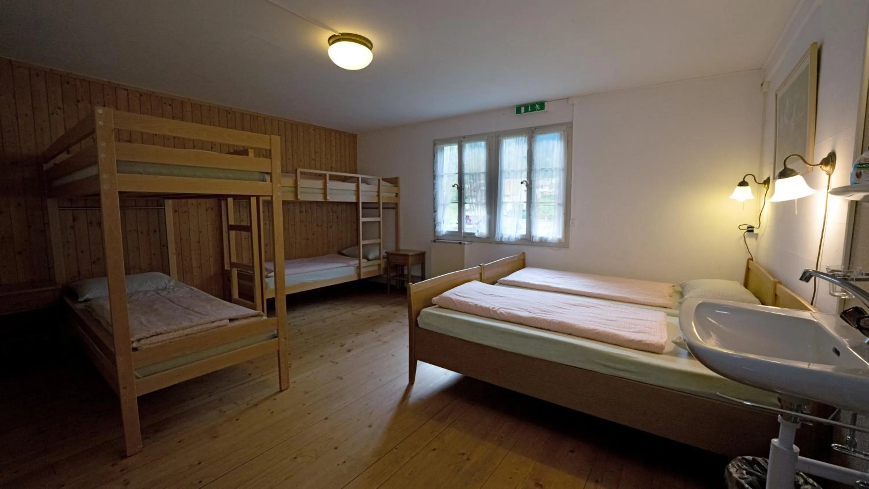 Photo of the whole room, Bed in Leissigen Youth Hostel