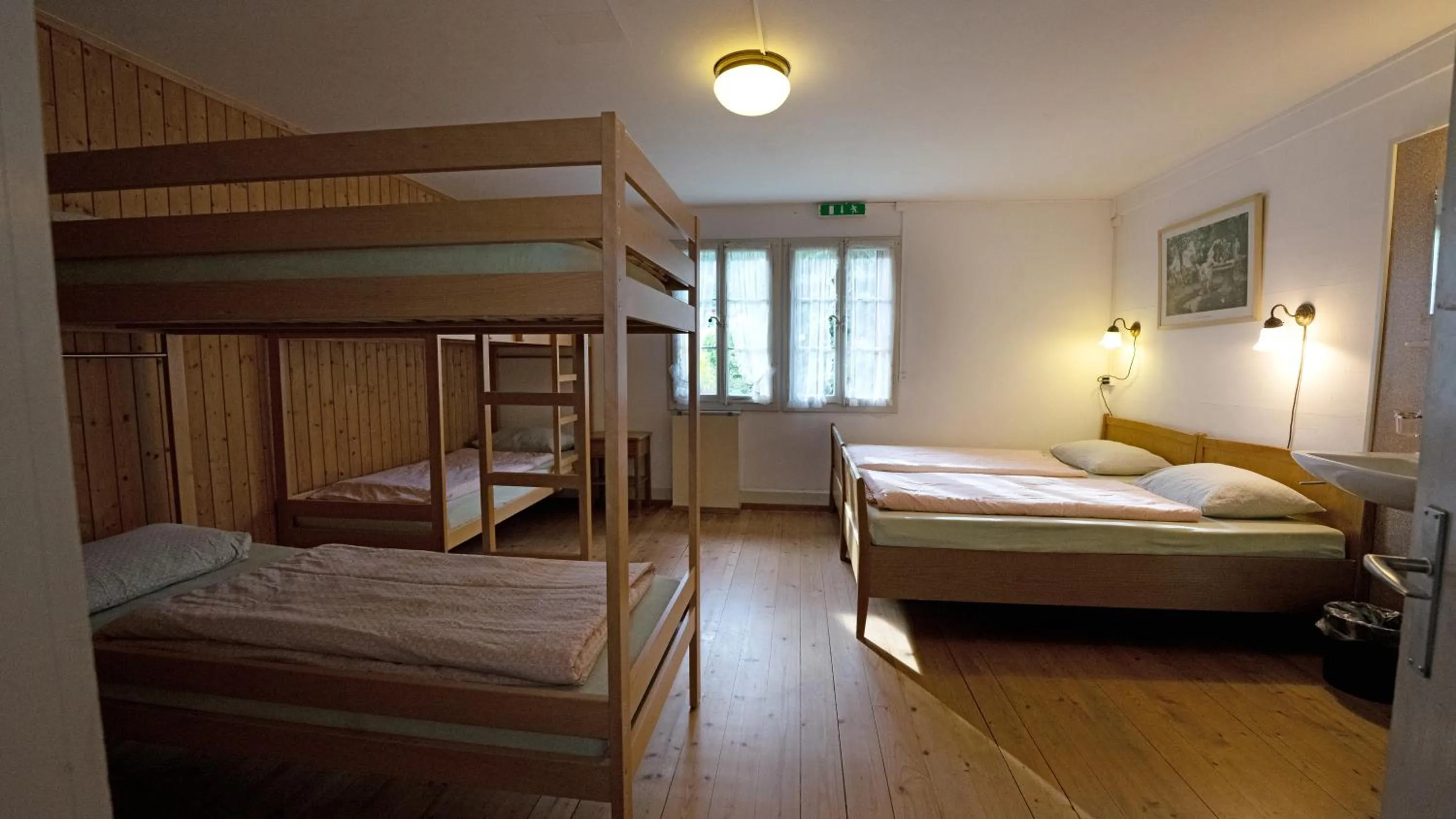 Photo of the whole room, Bed in Leissigen Youth Hostel