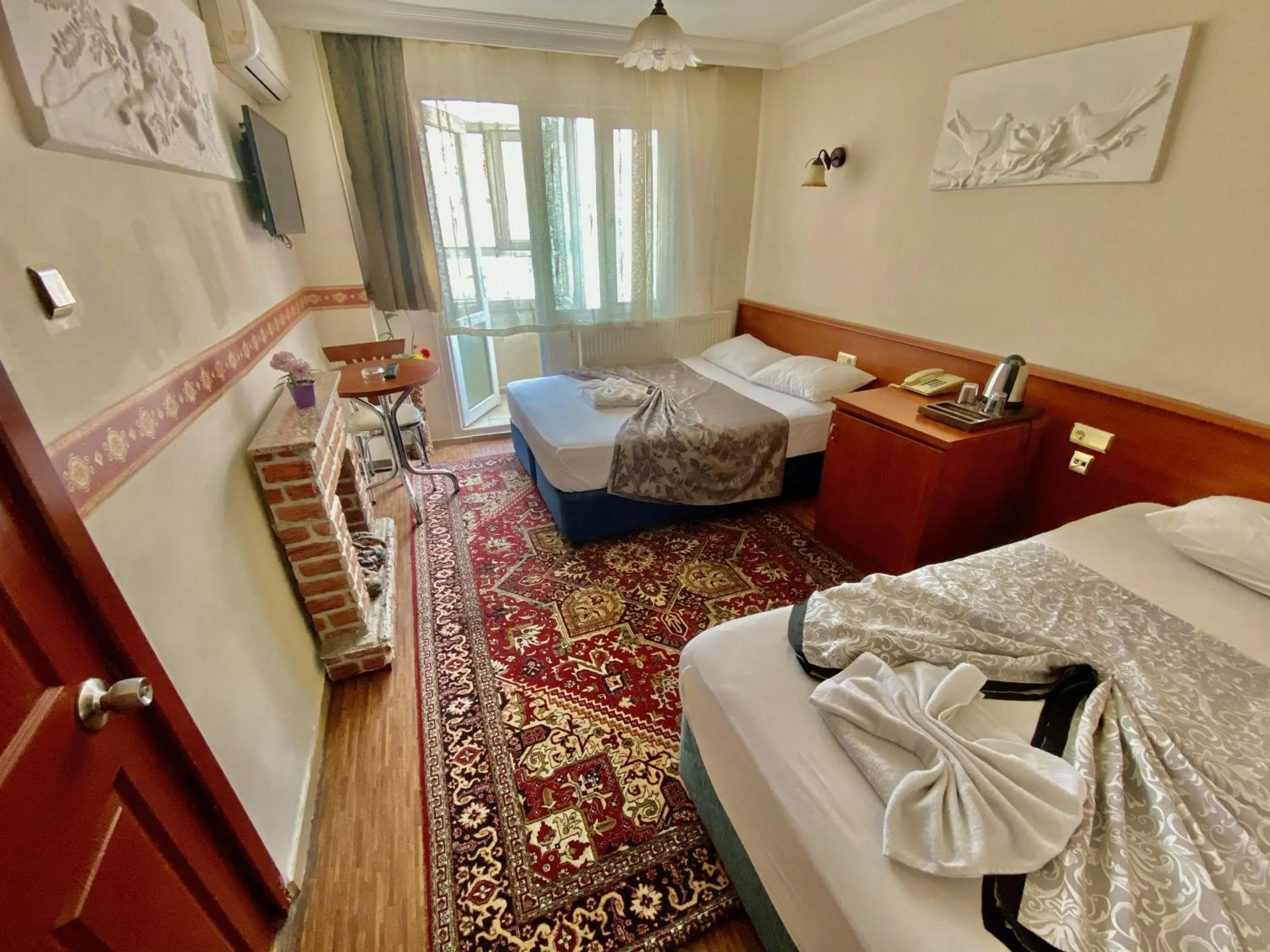 Photo of the whole room, Bed in Kadikoy Kervansaray Hotel