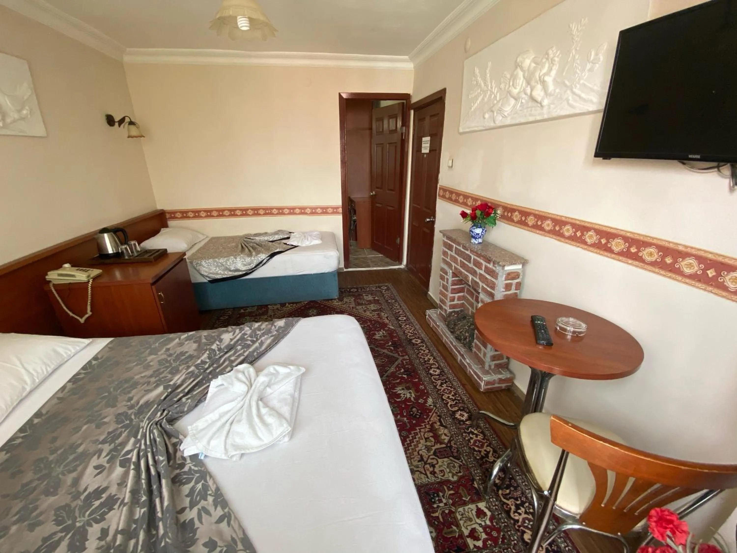 Photo of the whole room, Bed in Kadikoy Kervansaray Hotel