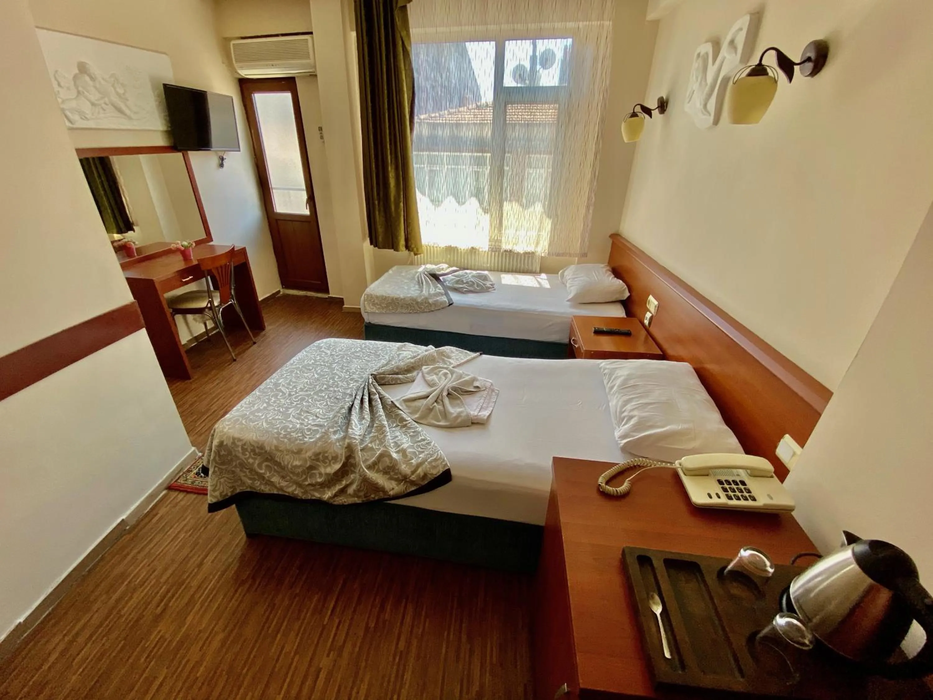 Photo of the whole room, Bed in Kadikoy Kervansaray Hotel