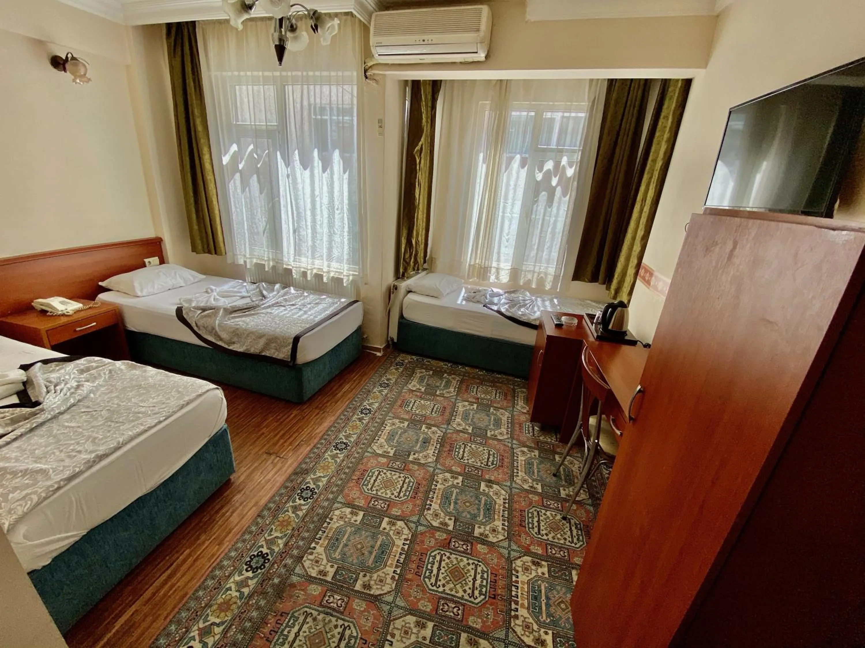 Photo of the whole room, Bed in Kadikoy Kervansaray Hotel