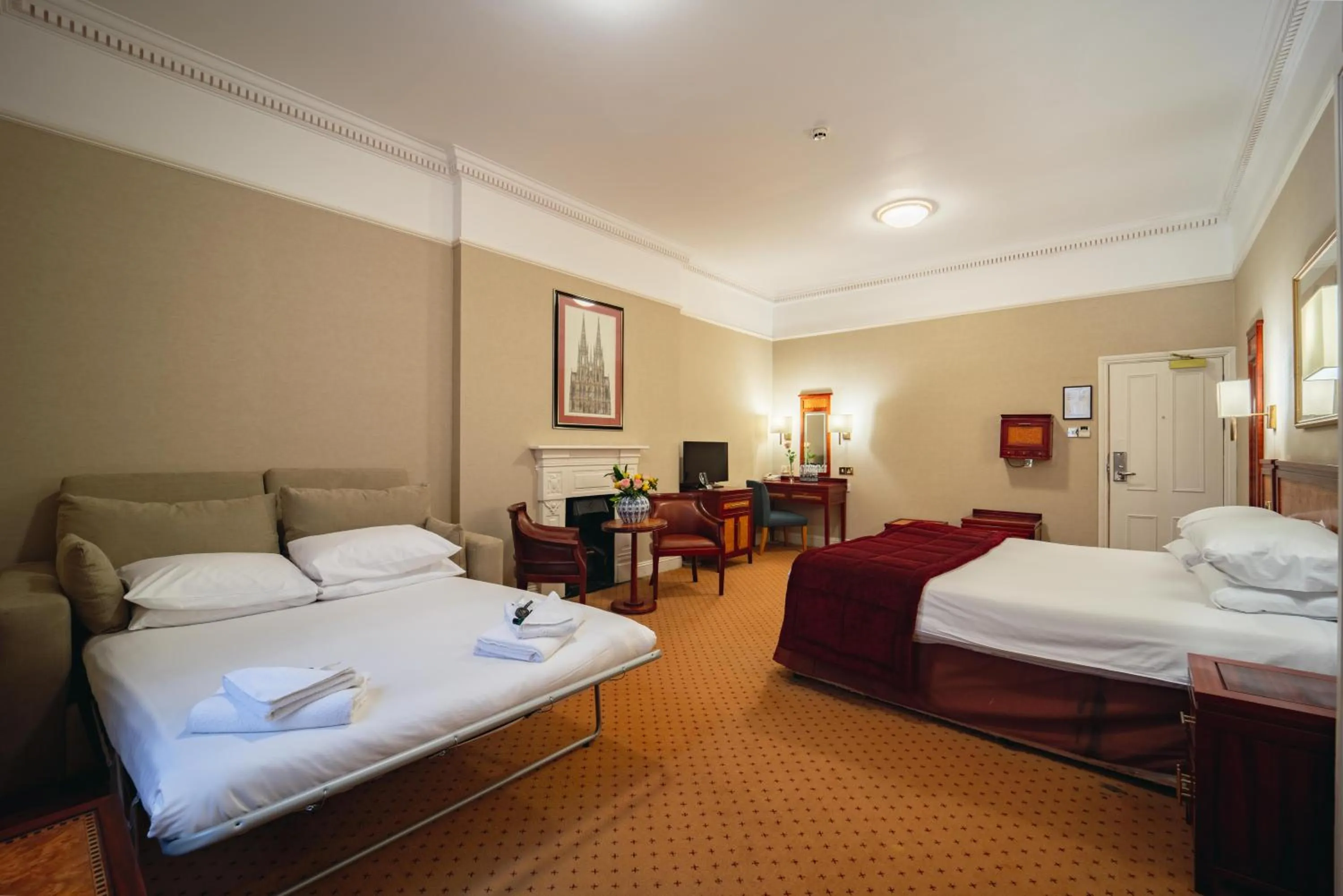 Photo of the whole room, Bed in Grange Clarendon Hotel