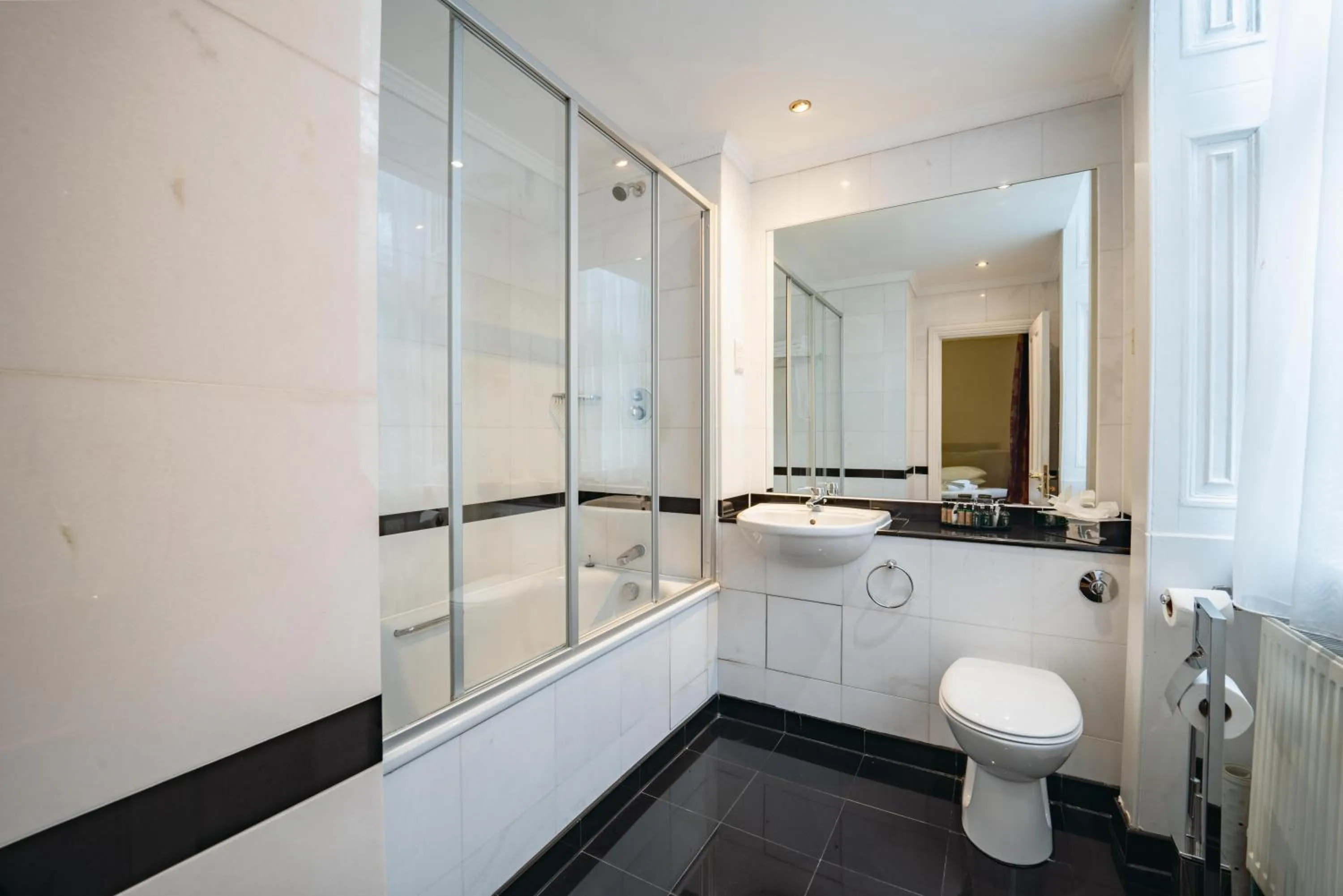 Shower in Grange Clarendon Hotel