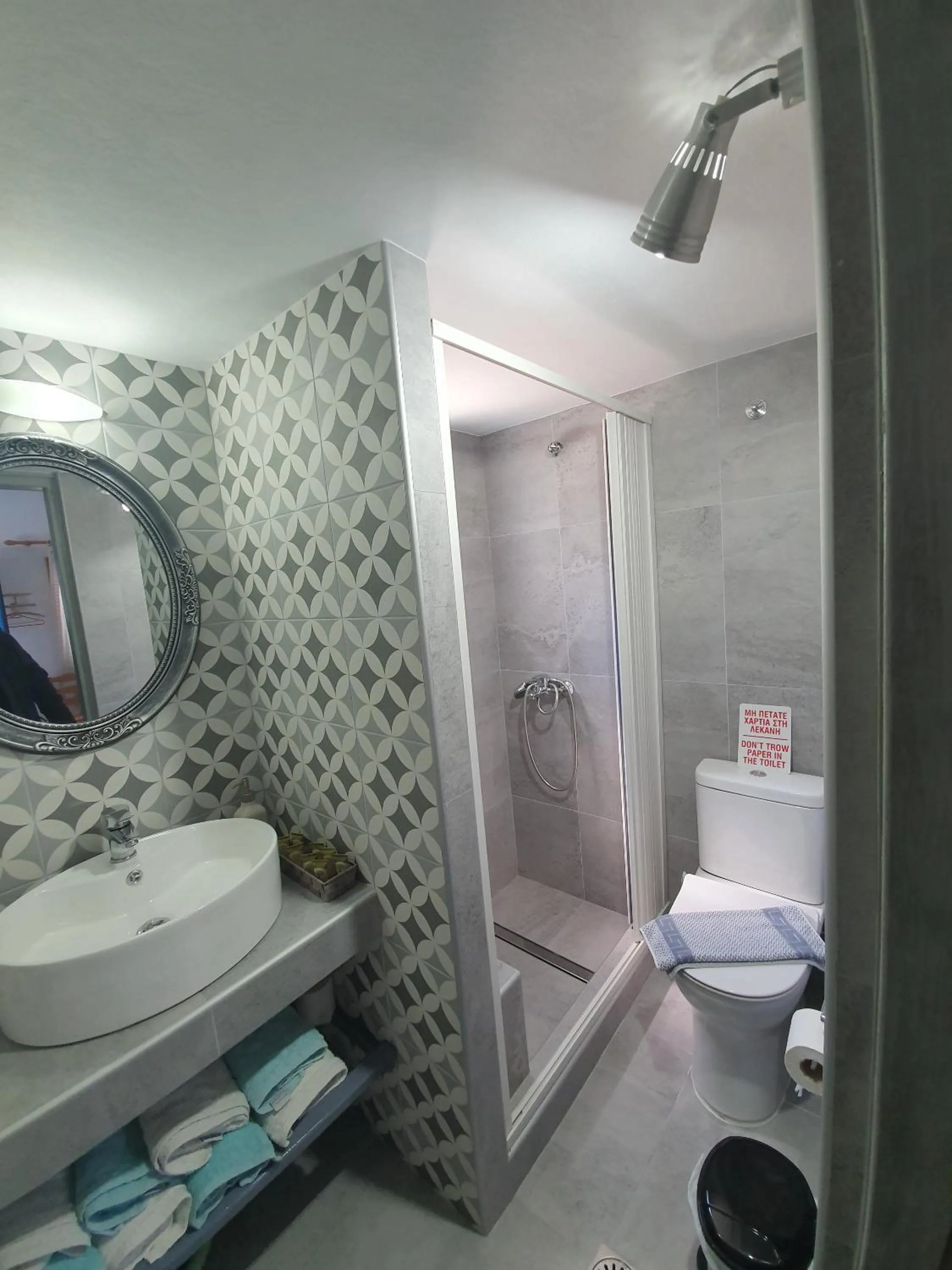 Shower in Panorama Studios & Apartments