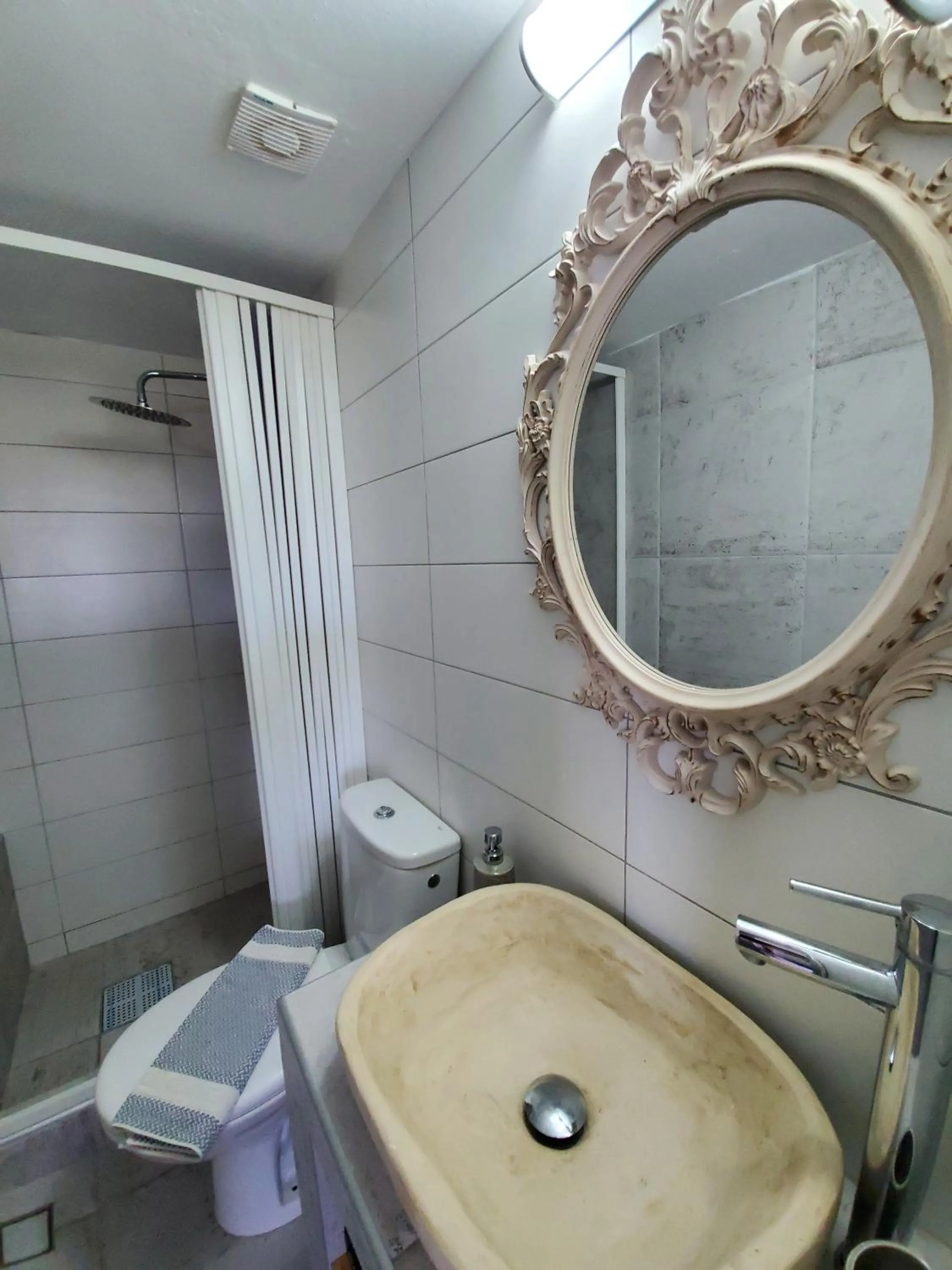Shower in Panorama Studios & Apartments
