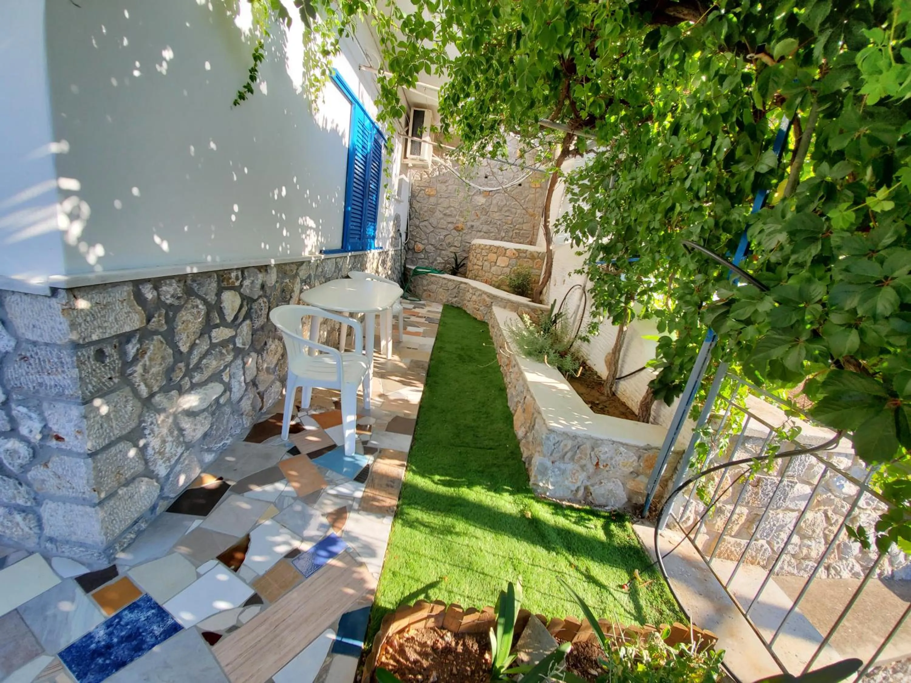 Patio in Panorama Studios & Apartments