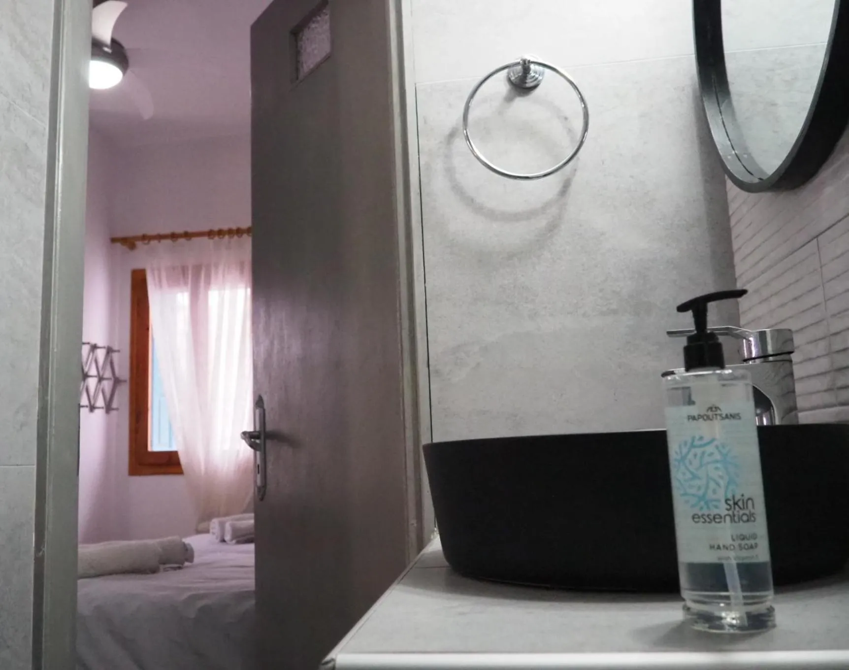 Bathroom, Bed in Panorama Studios & Apartments