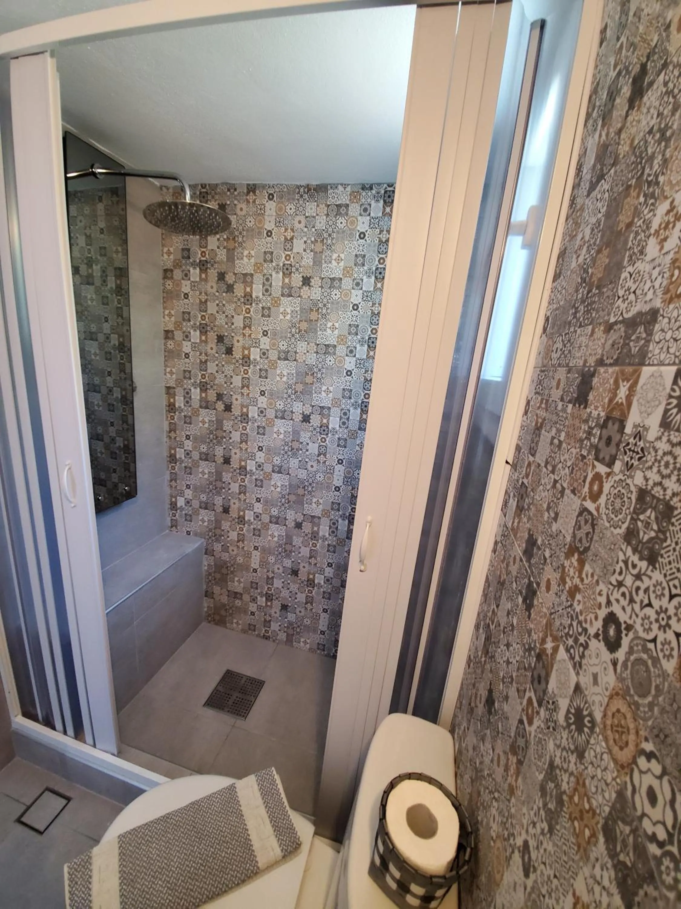 Shower in Panorama Studios & Apartments