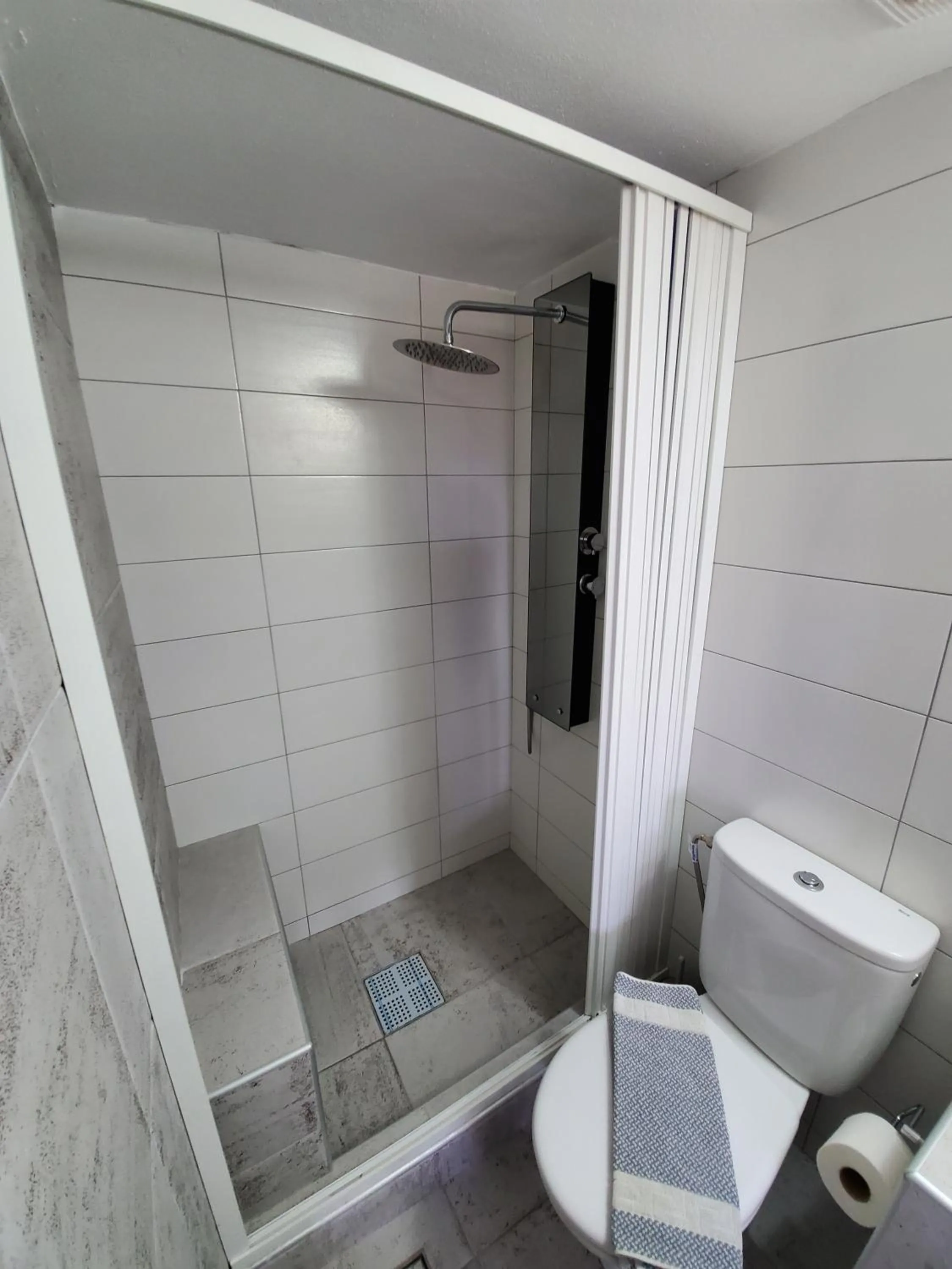 Shower in Panorama Studios & Apartments
