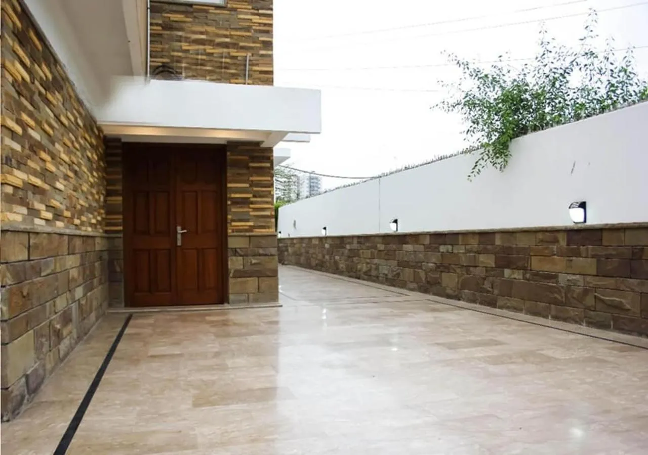 Property building in Motel Royal Fantasy