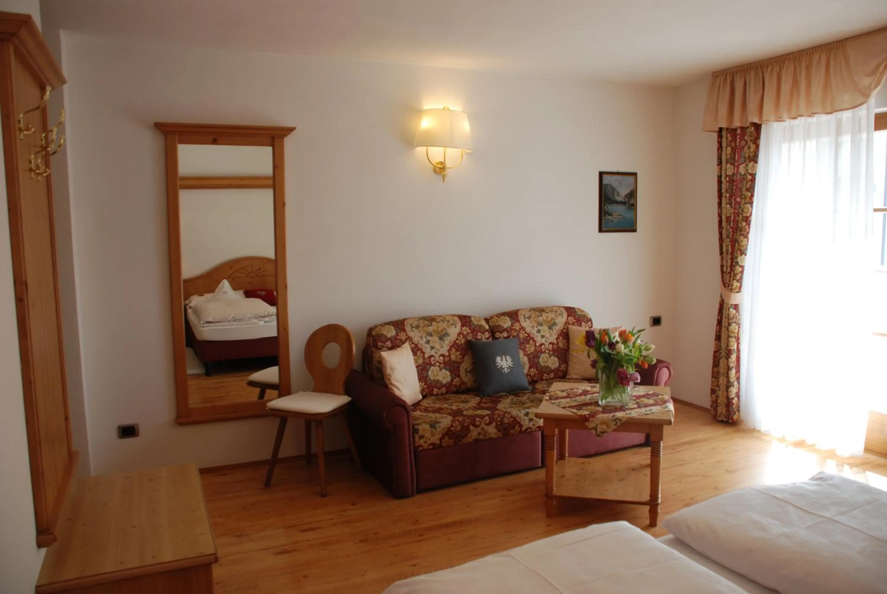 Seating area, Bed in Hotel Flora