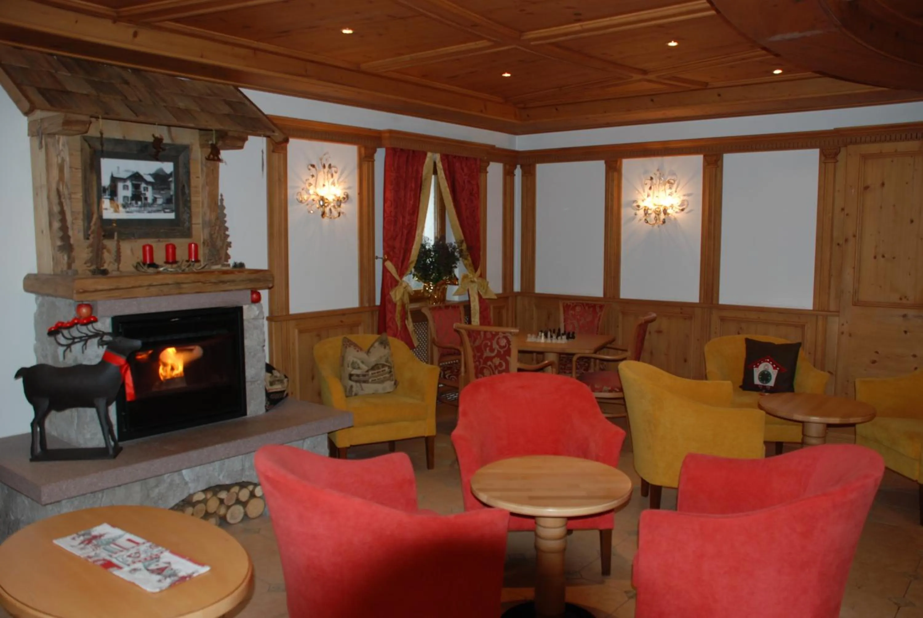 Communal lounge/ TV room in Hotel Flora