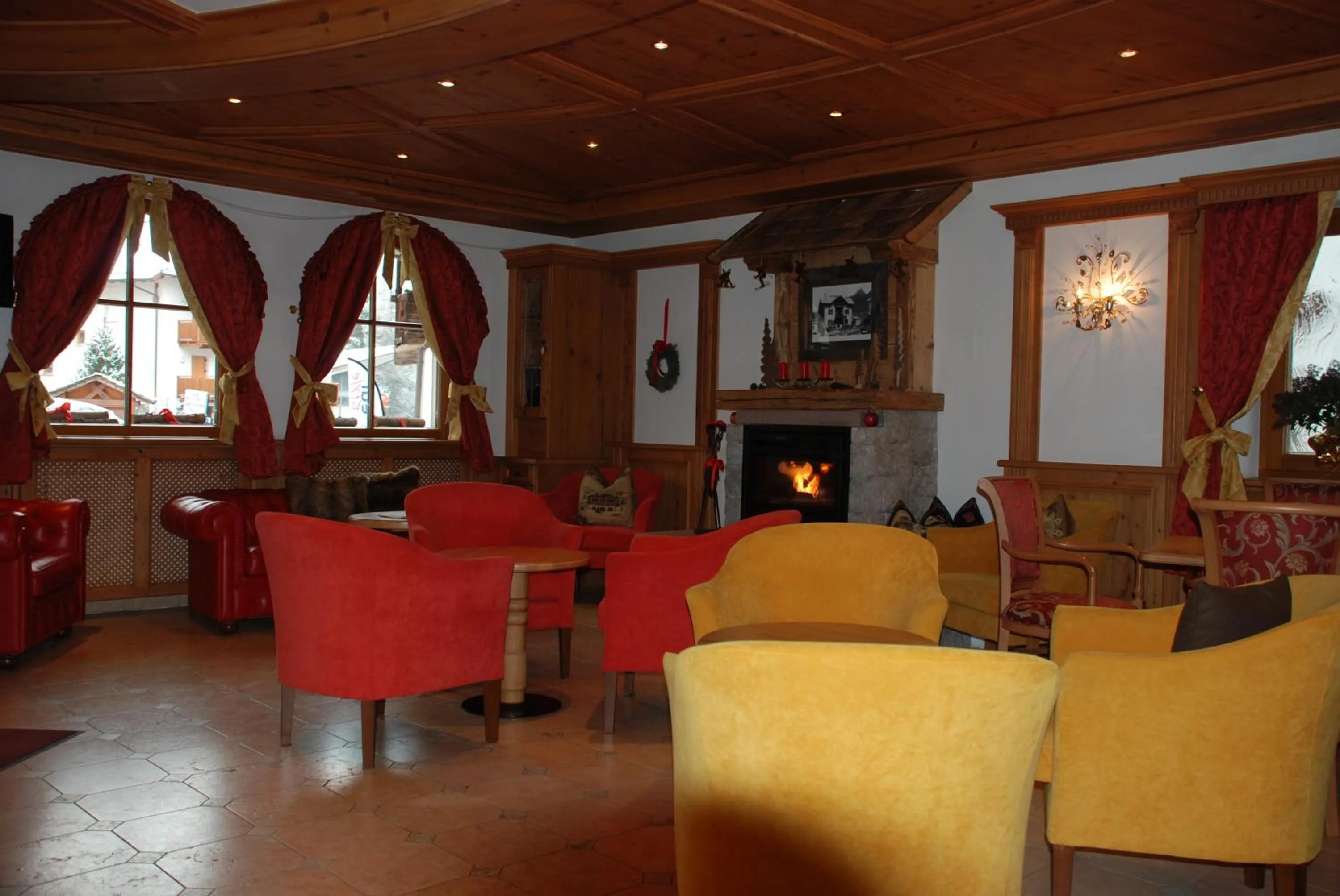 Communal lounge/ TV room in Hotel Flora