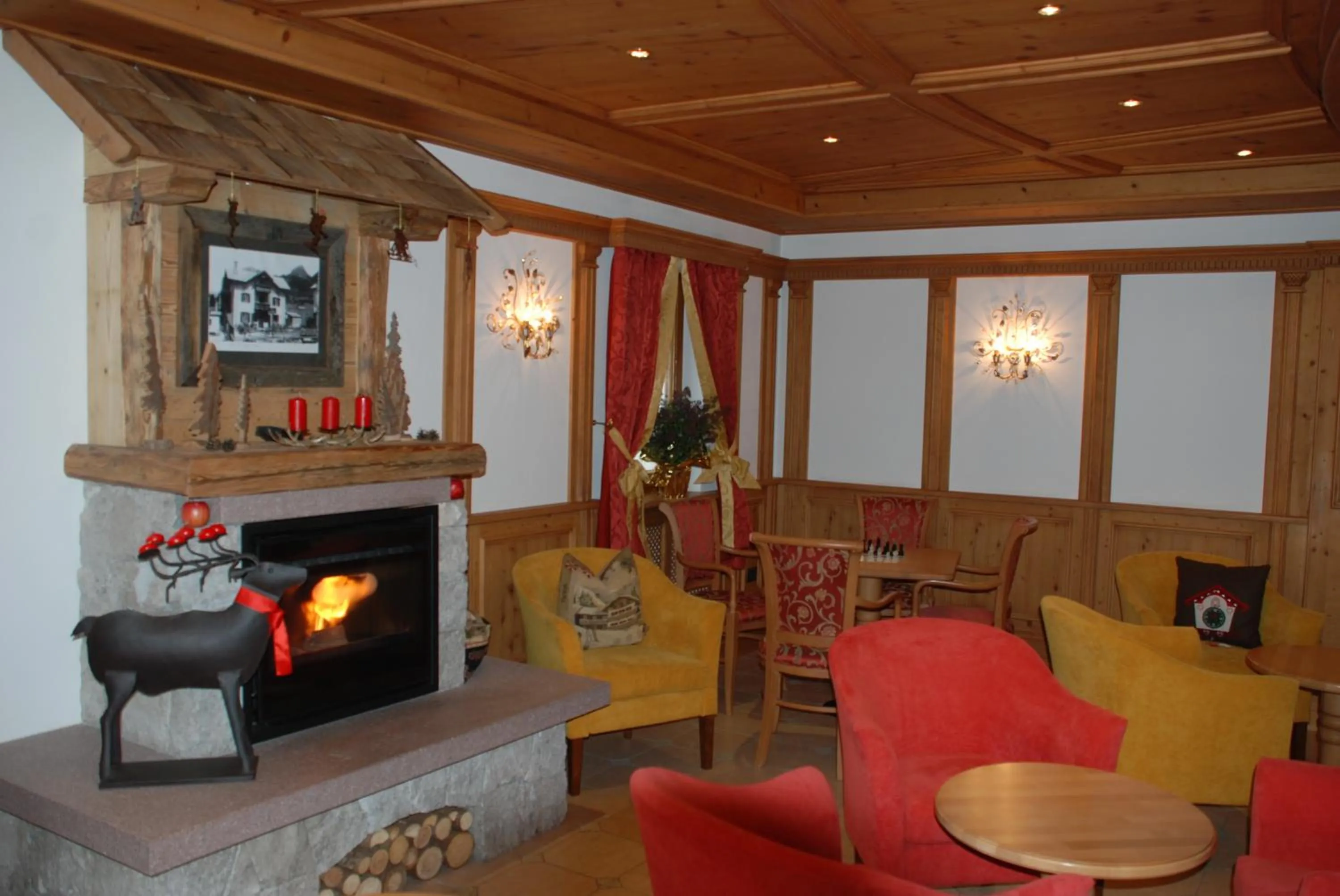 Communal lounge/ TV room in Hotel Flora