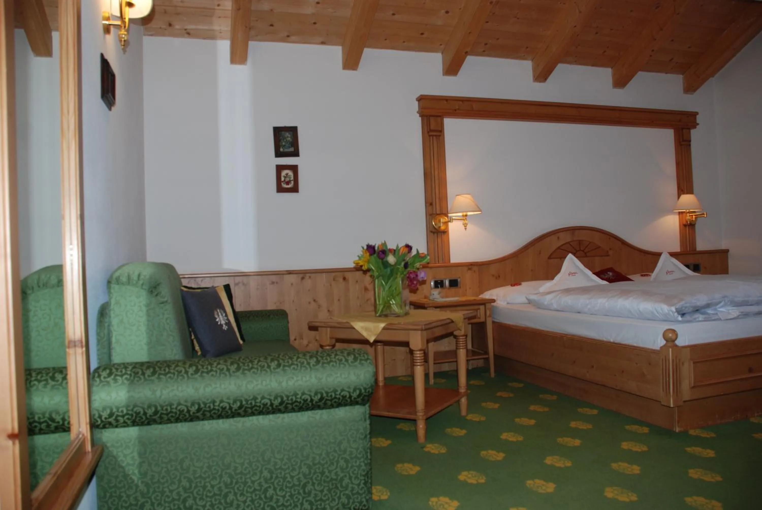 Seating area, Bed in Hotel Flora