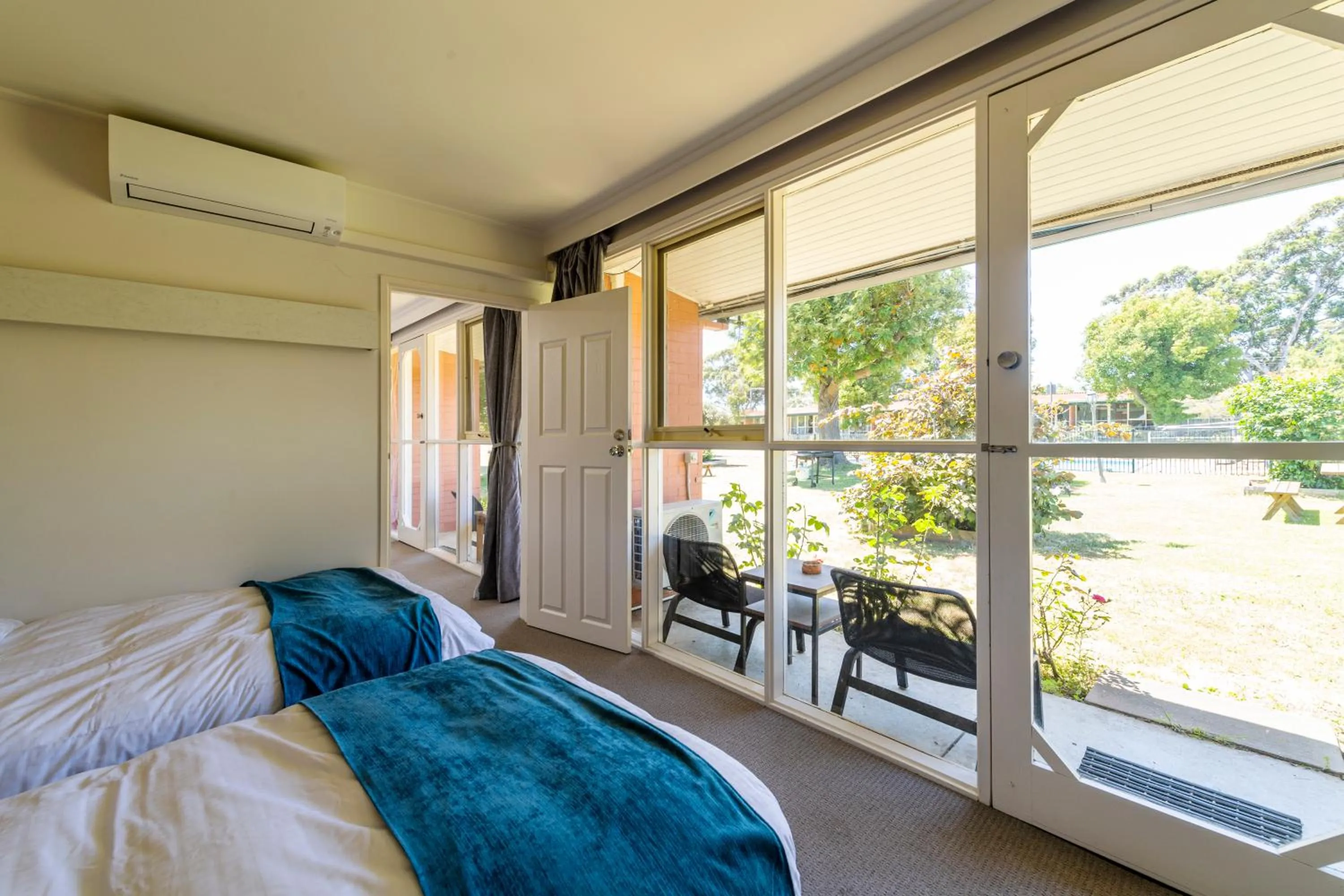 Property building, Bed in The Wurruk Motel