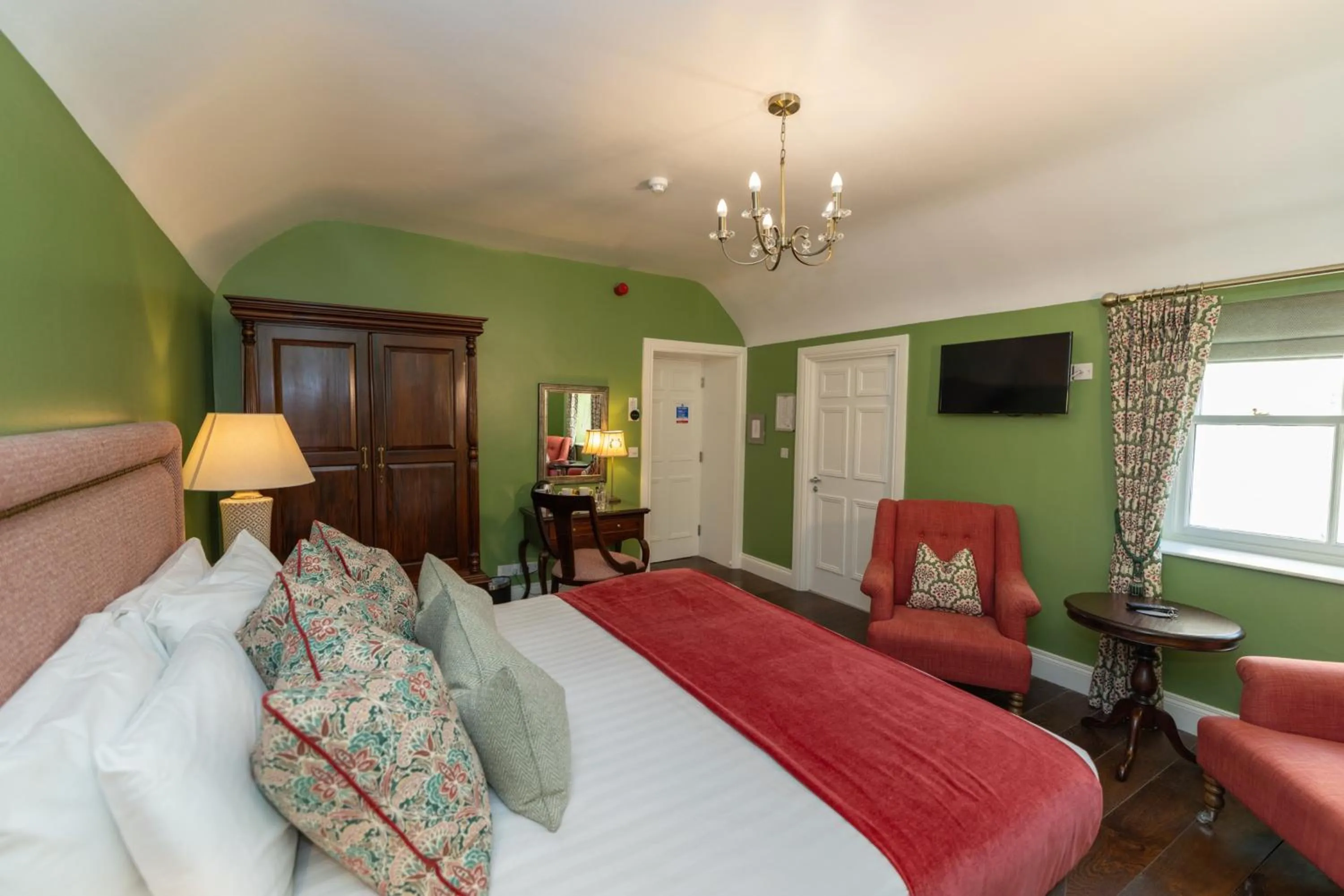 Seating area, Bed in Millbrook Lodge