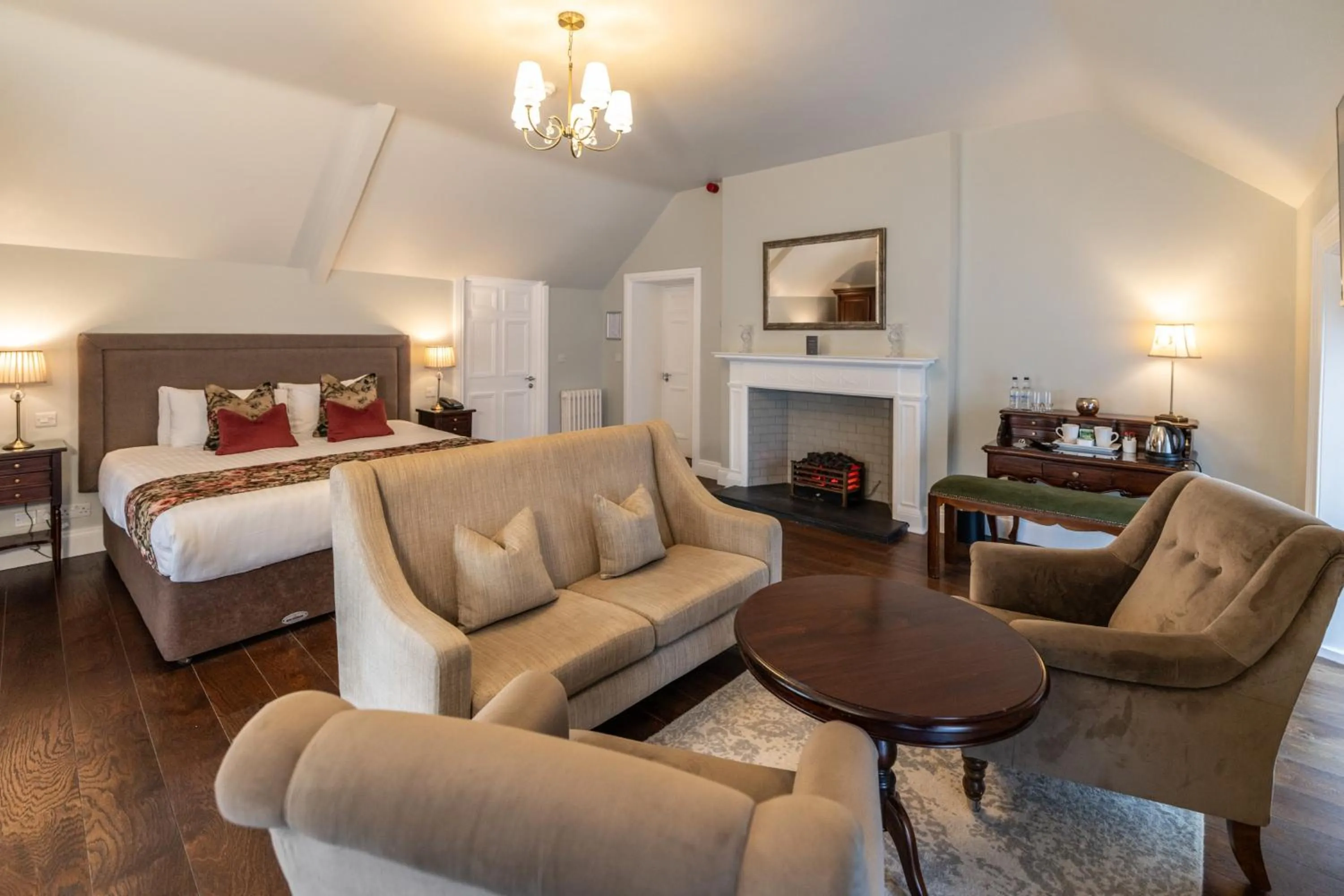 Photo of the whole room, Bed in Millbrook Lodge