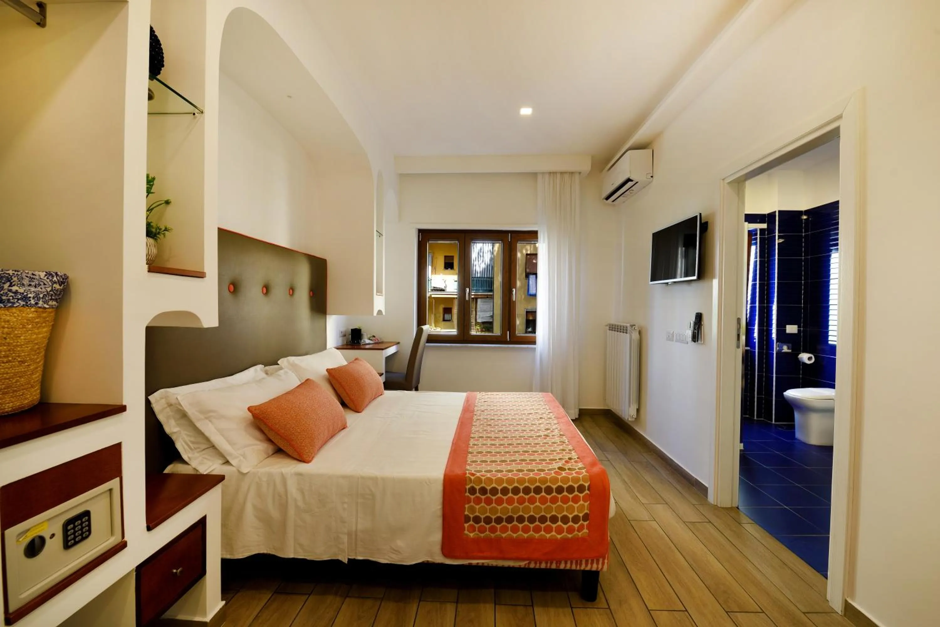 Photo of the whole room, Bed in Sorrento Rooms