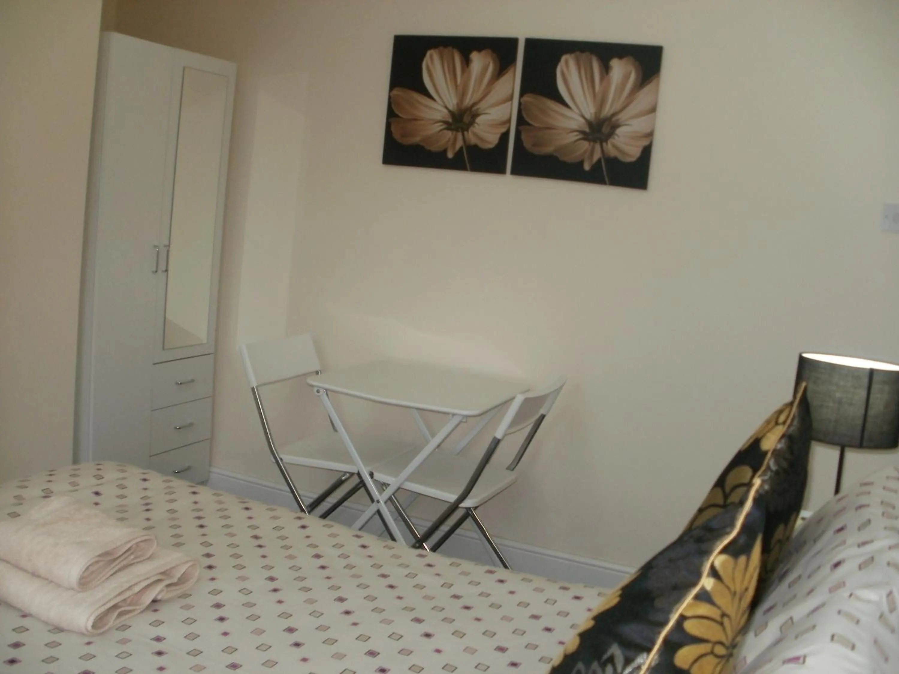 Dining area, Bed in London Heathrow Guesthouse