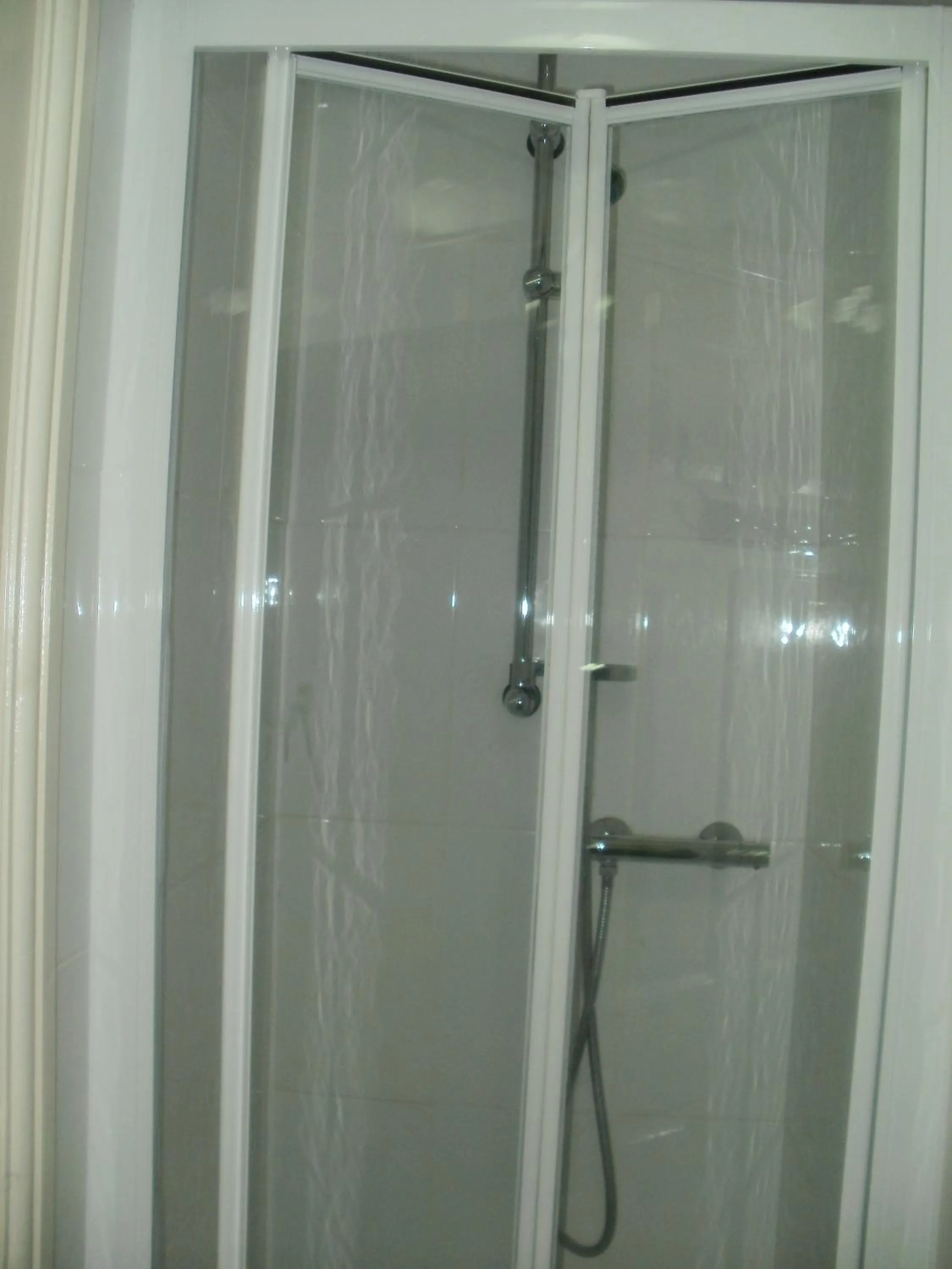 Shower in London Heathrow Guesthouse