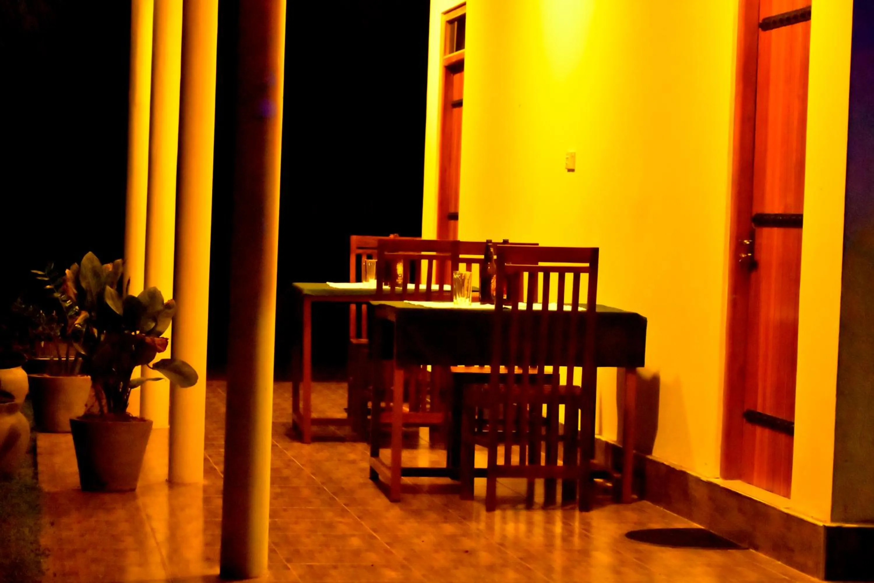 Restaurant/places to eat in Little Ele Safari Lodge