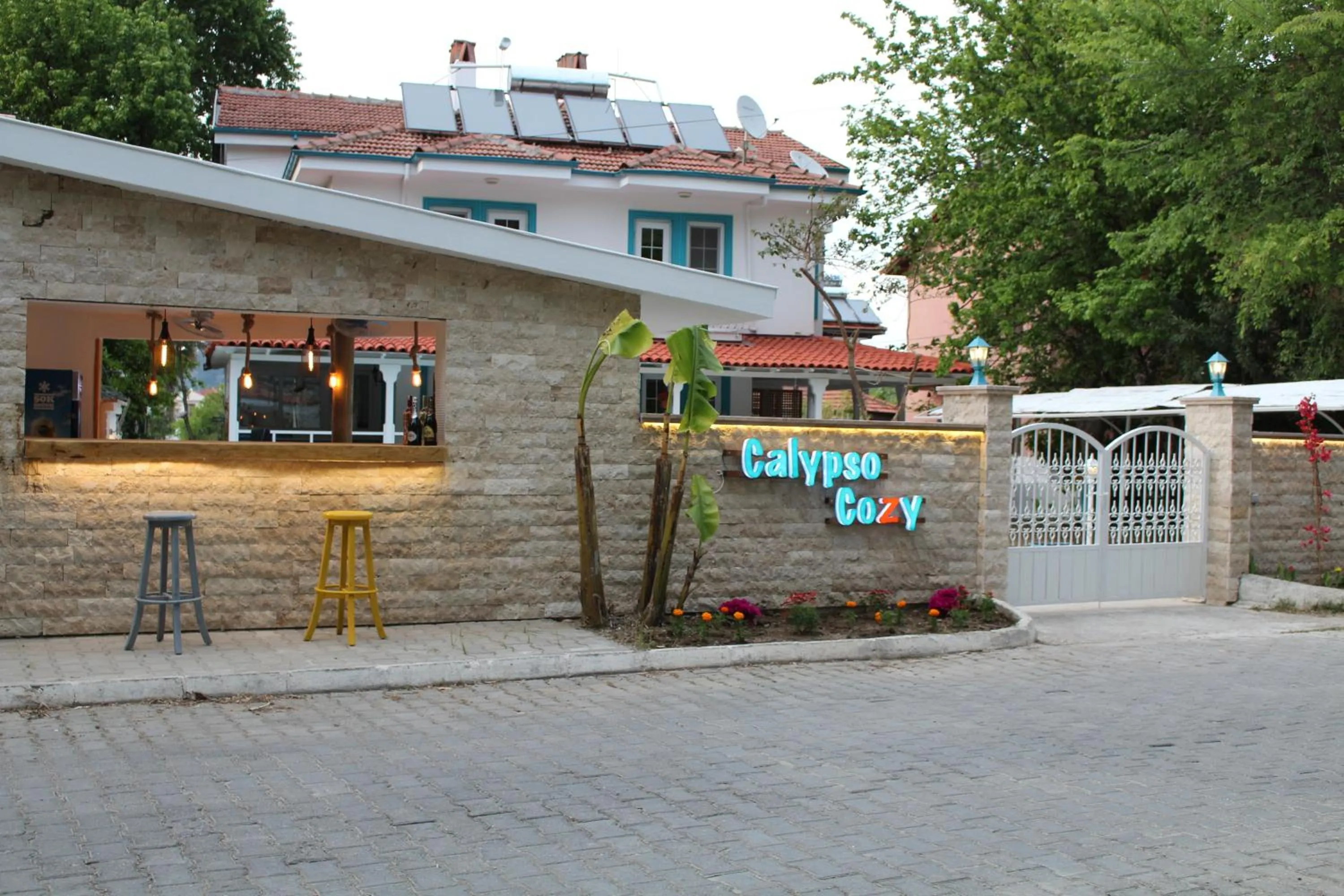 Facade/entrance in Calypso Cozy Suites
