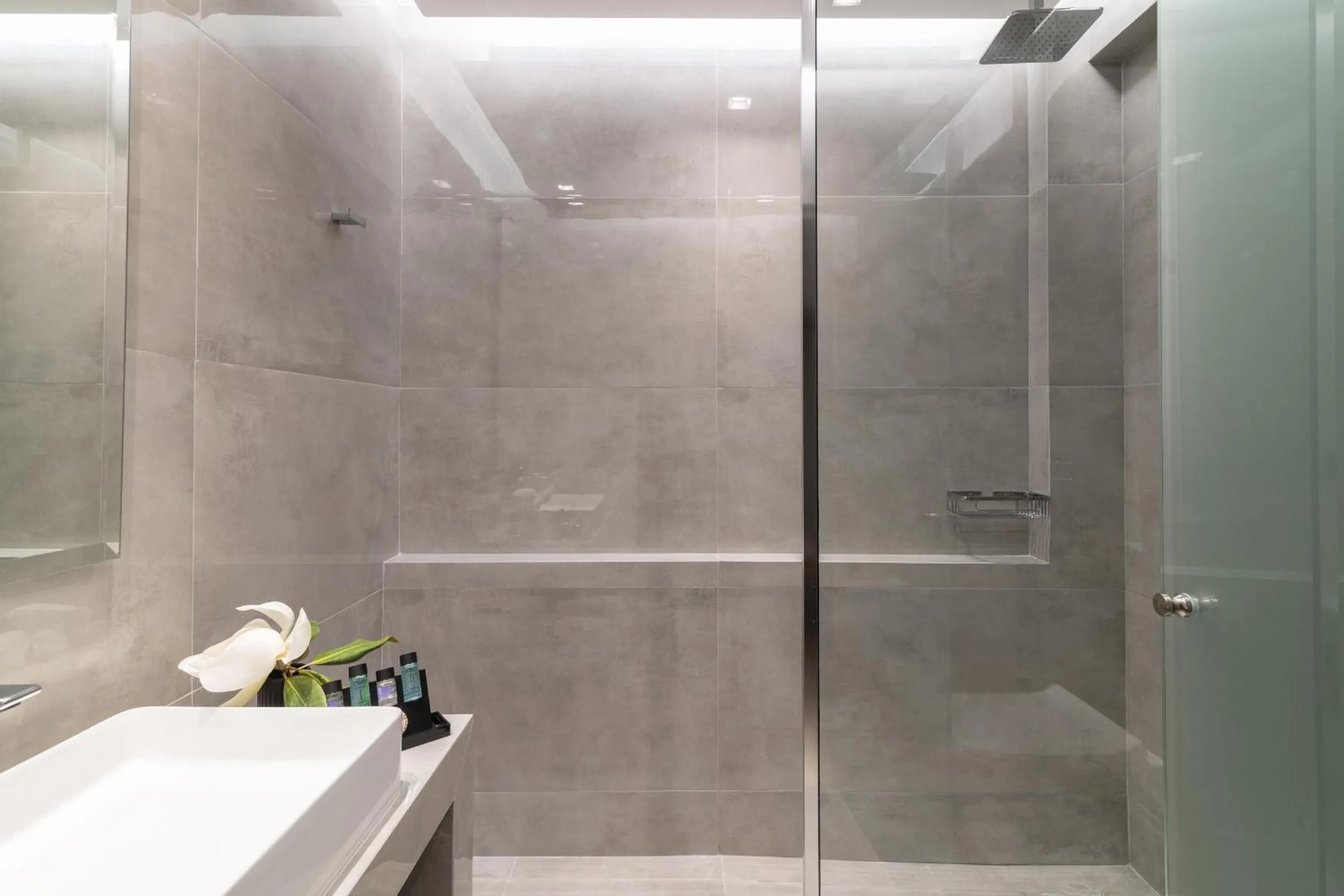 Shower in Plaza Pallas