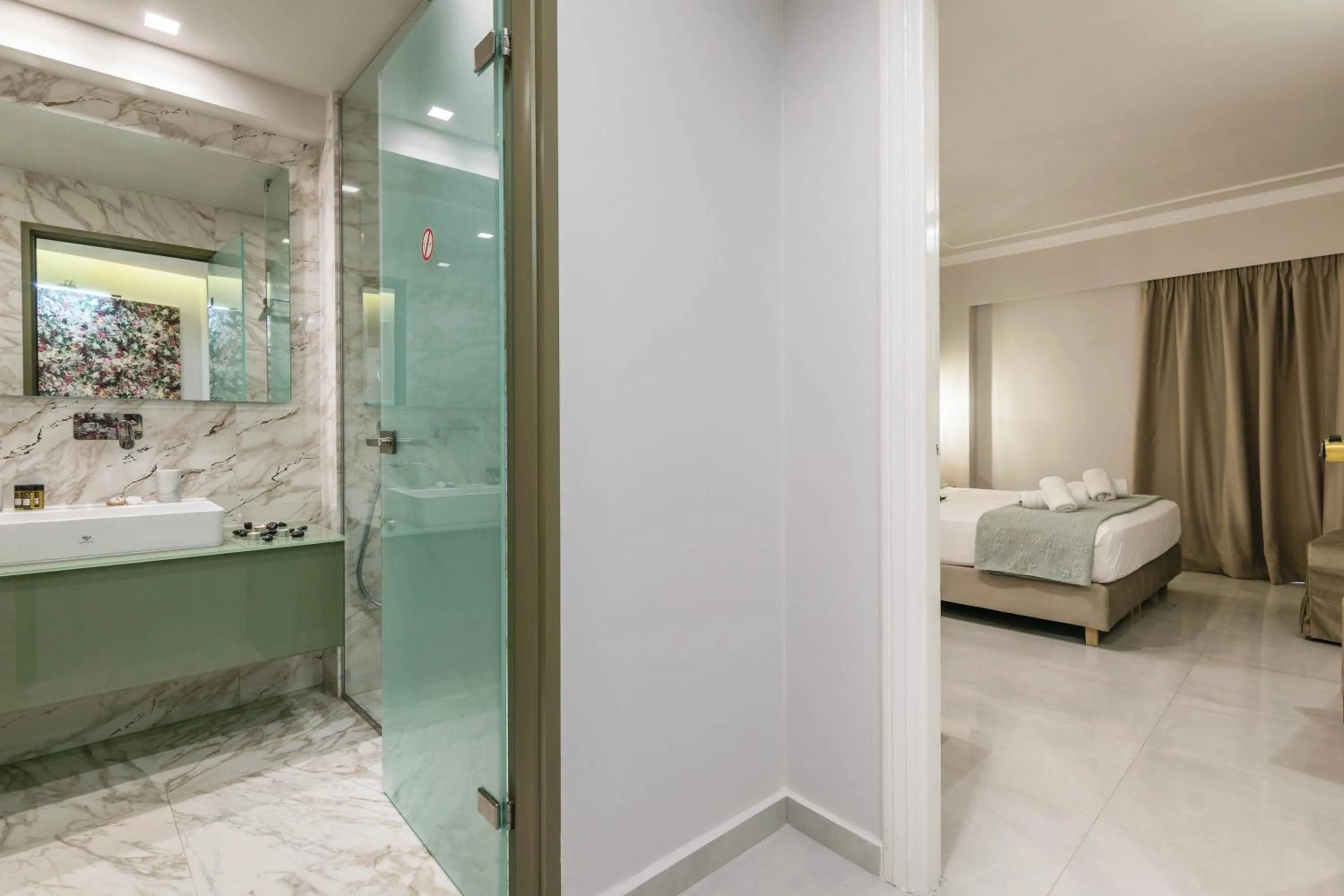 Bathroom, Bed in Plaza Pallas