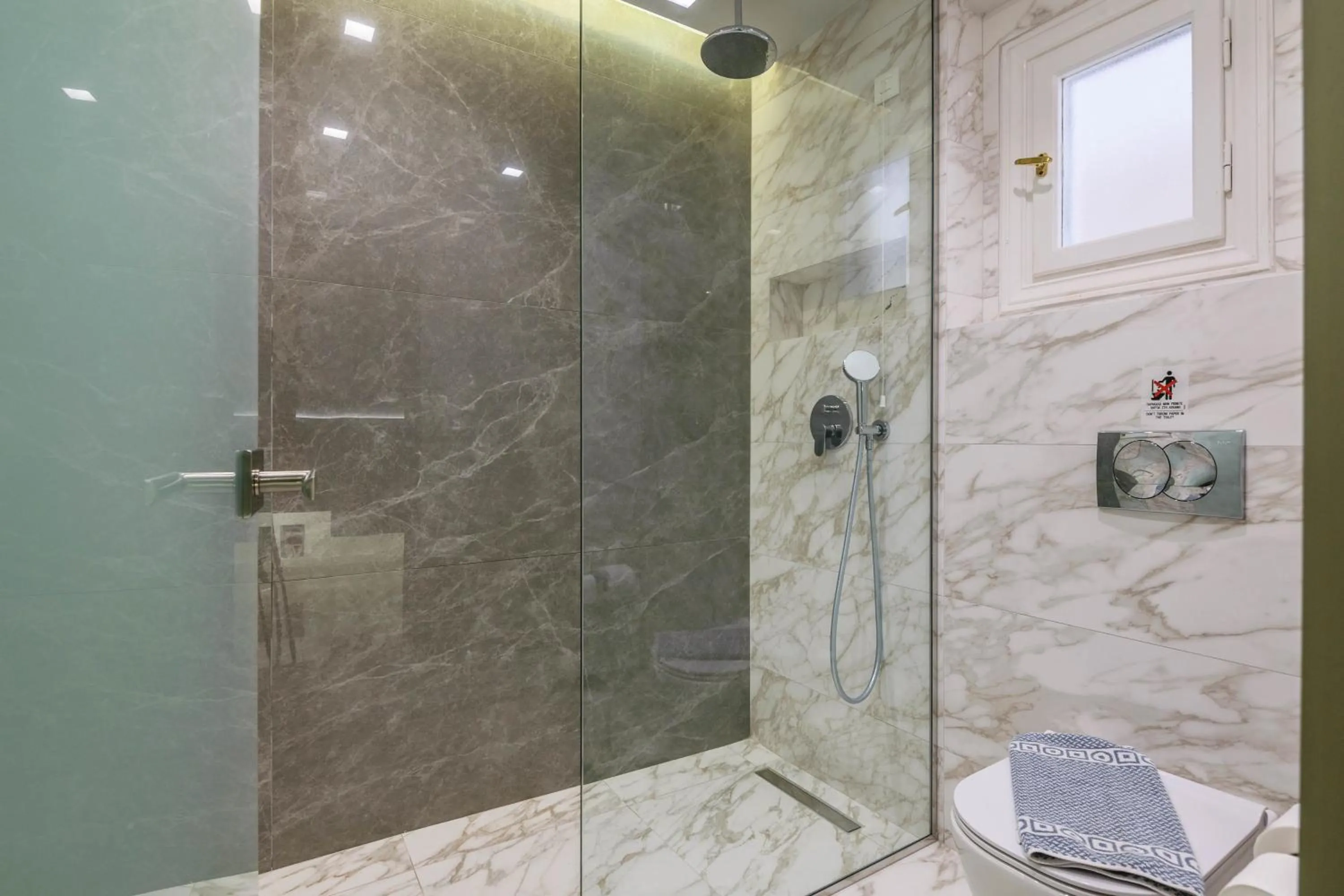 Shower in Plaza Pallas