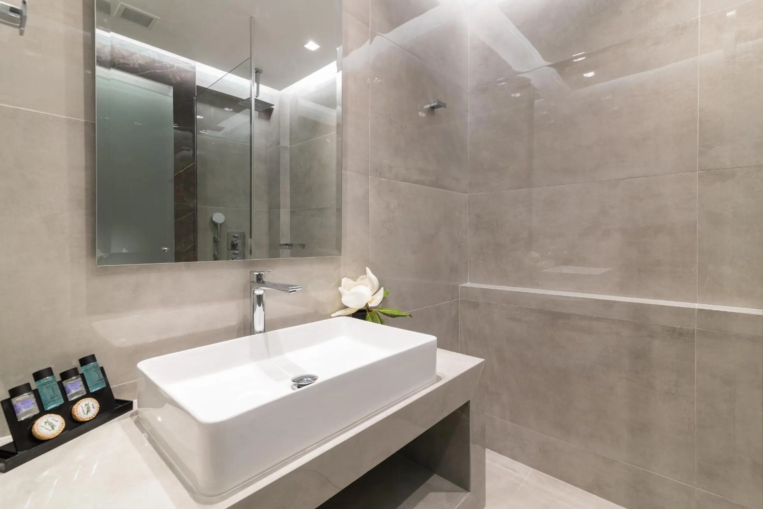 Shower in Plaza Pallas