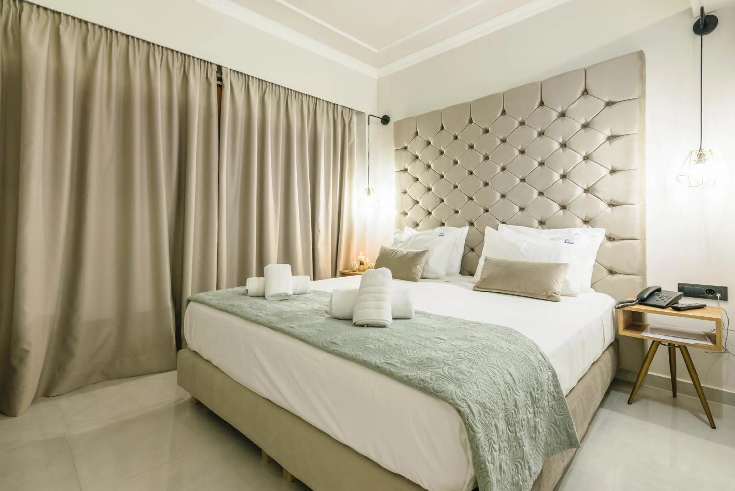 Photo of the whole room, Bed in Plaza Pallas