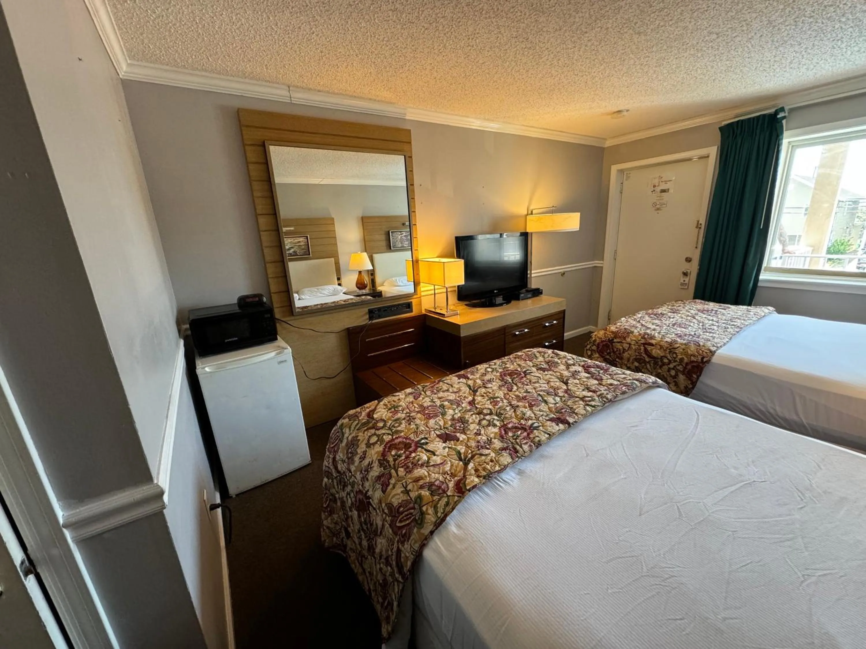 Bedroom, Bed in Bay Breeze Motel