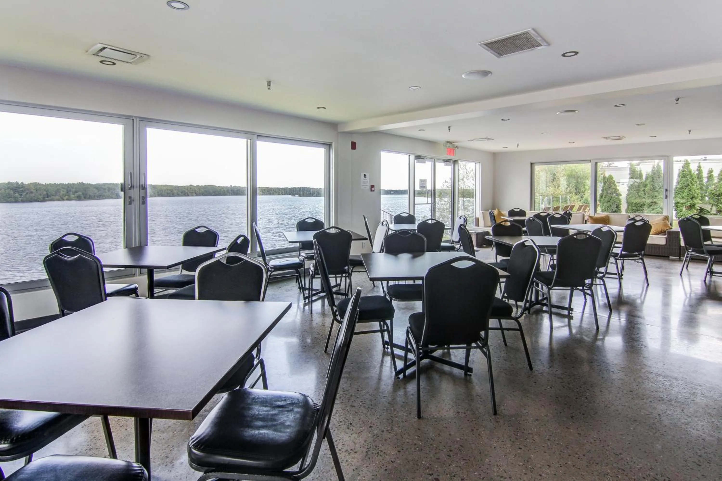 Restaurant/places to eat in Hotel De La Borealie