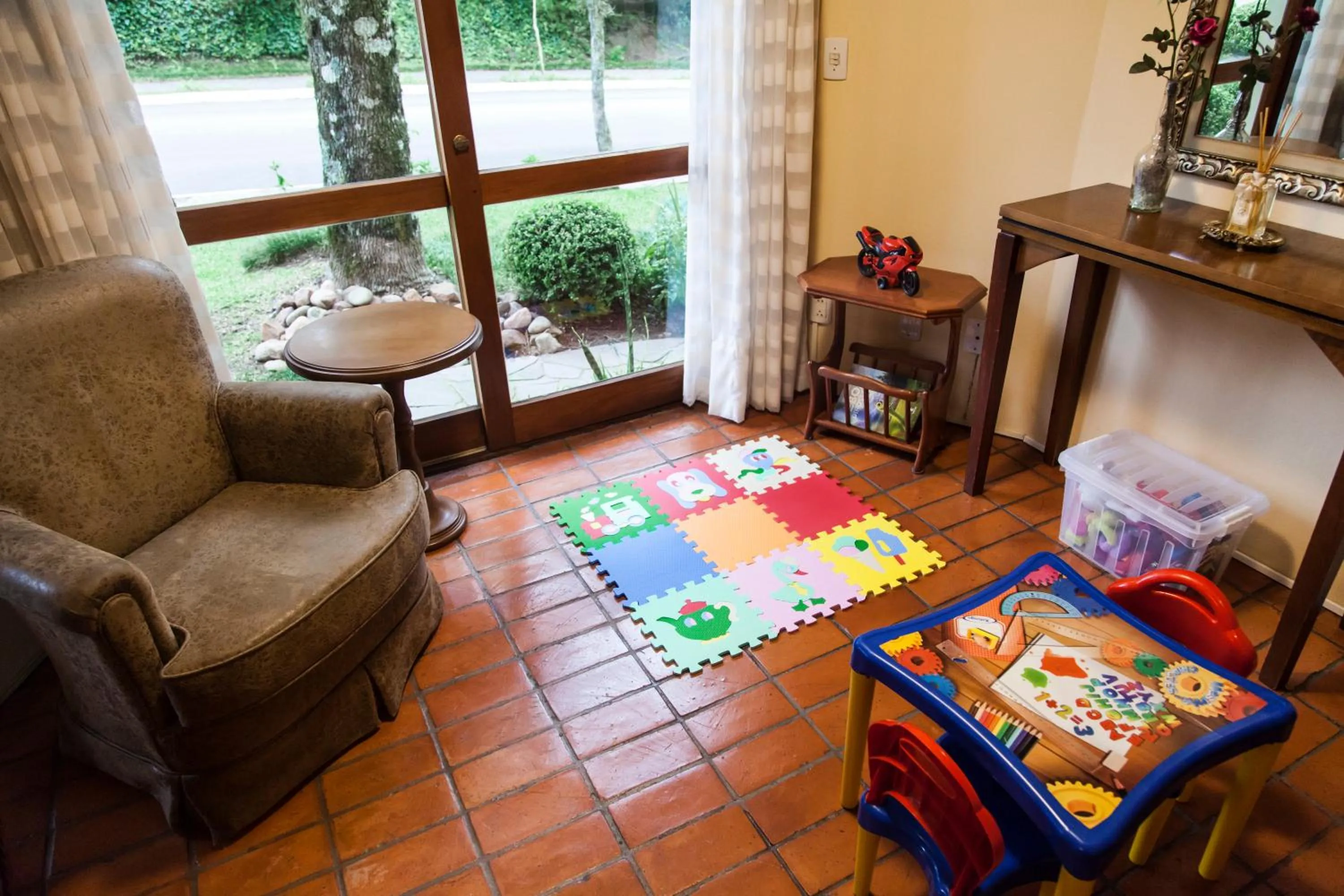 Communal lounge/ TV room in Pousada Águia Branca