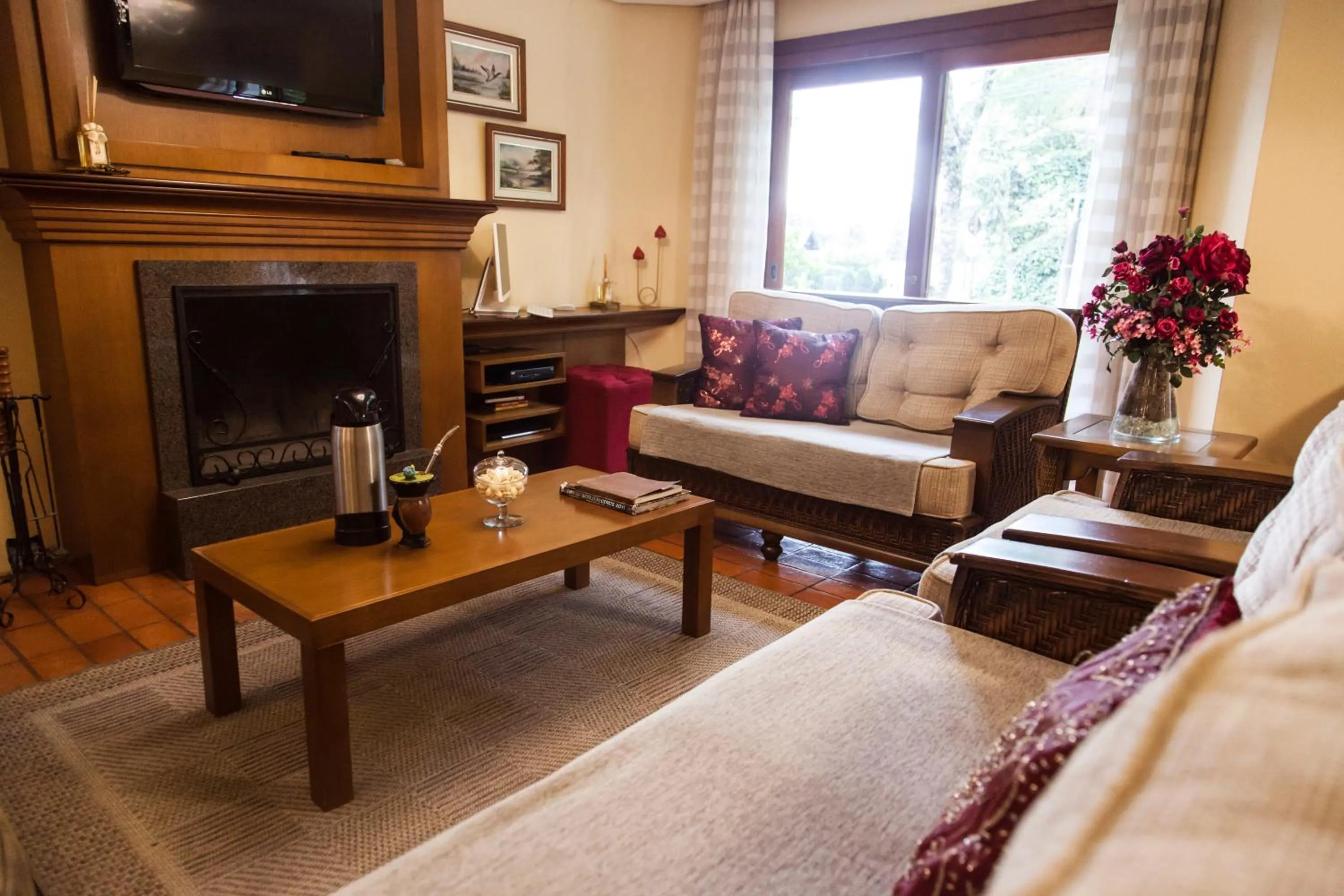 Communal lounge/ TV room in Pousada Águia Branca