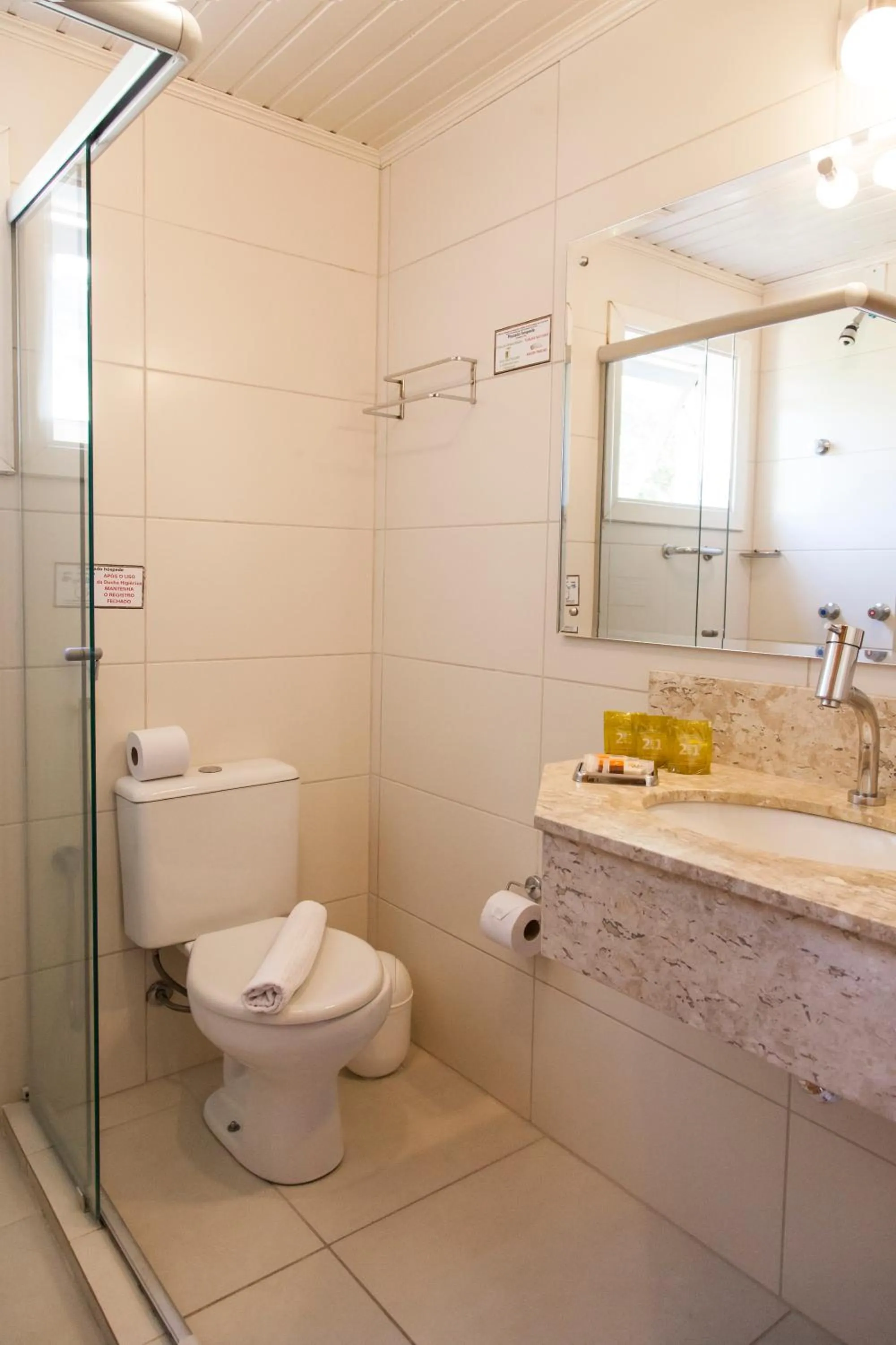 Shower in Pousada Águia Branca