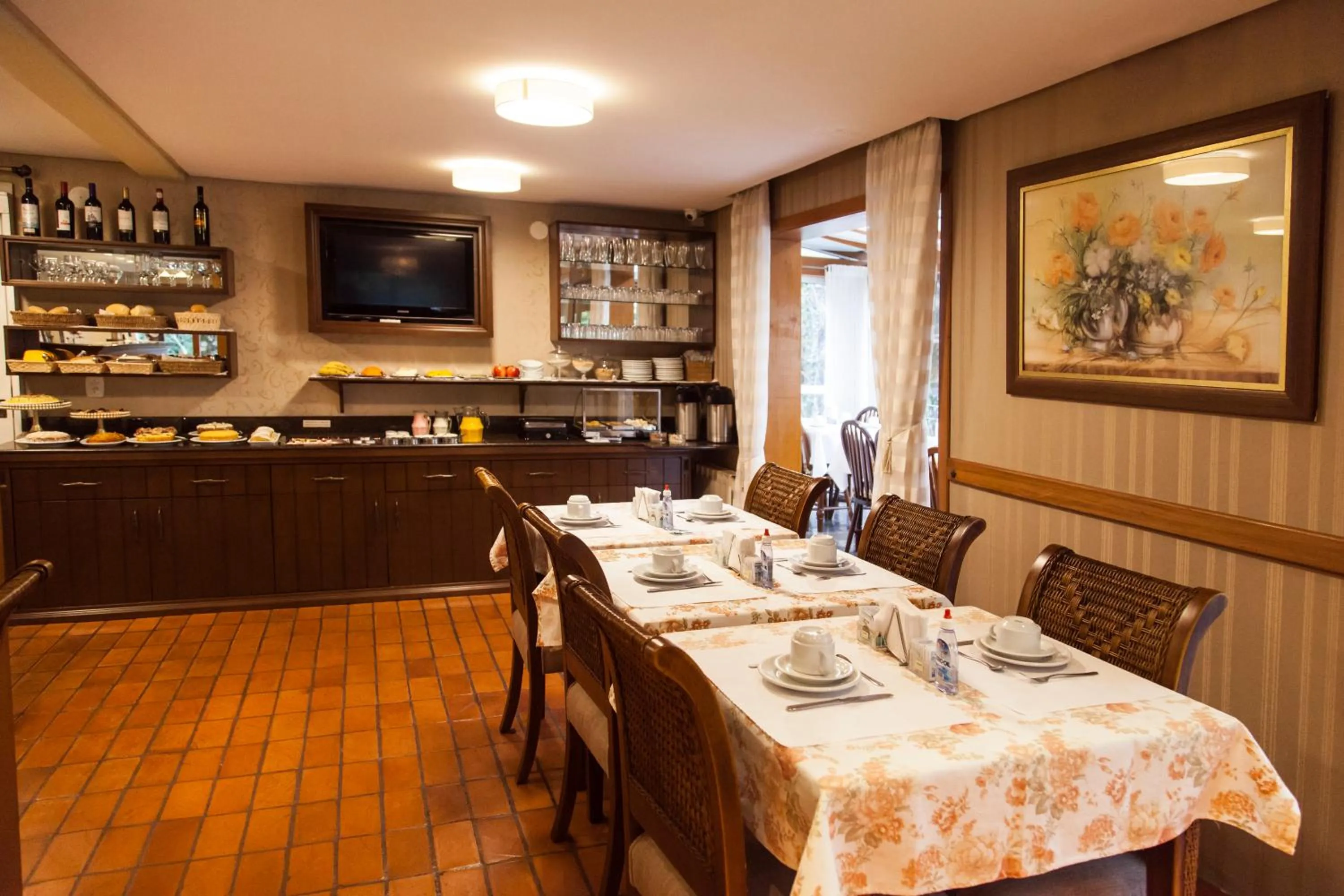 Communal lounge/ TV room in Pousada Águia Branca