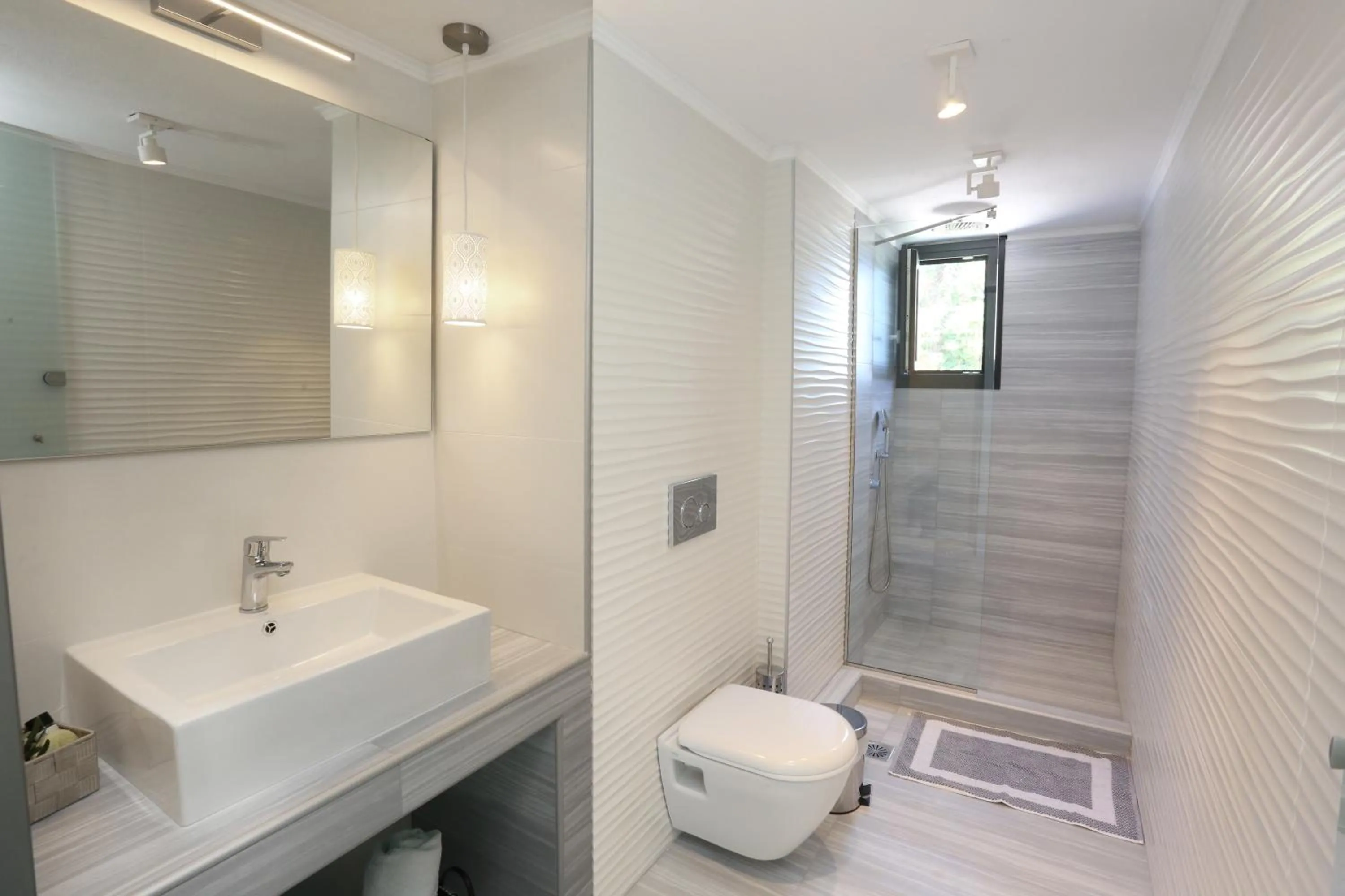 Shower in Blue Avenue