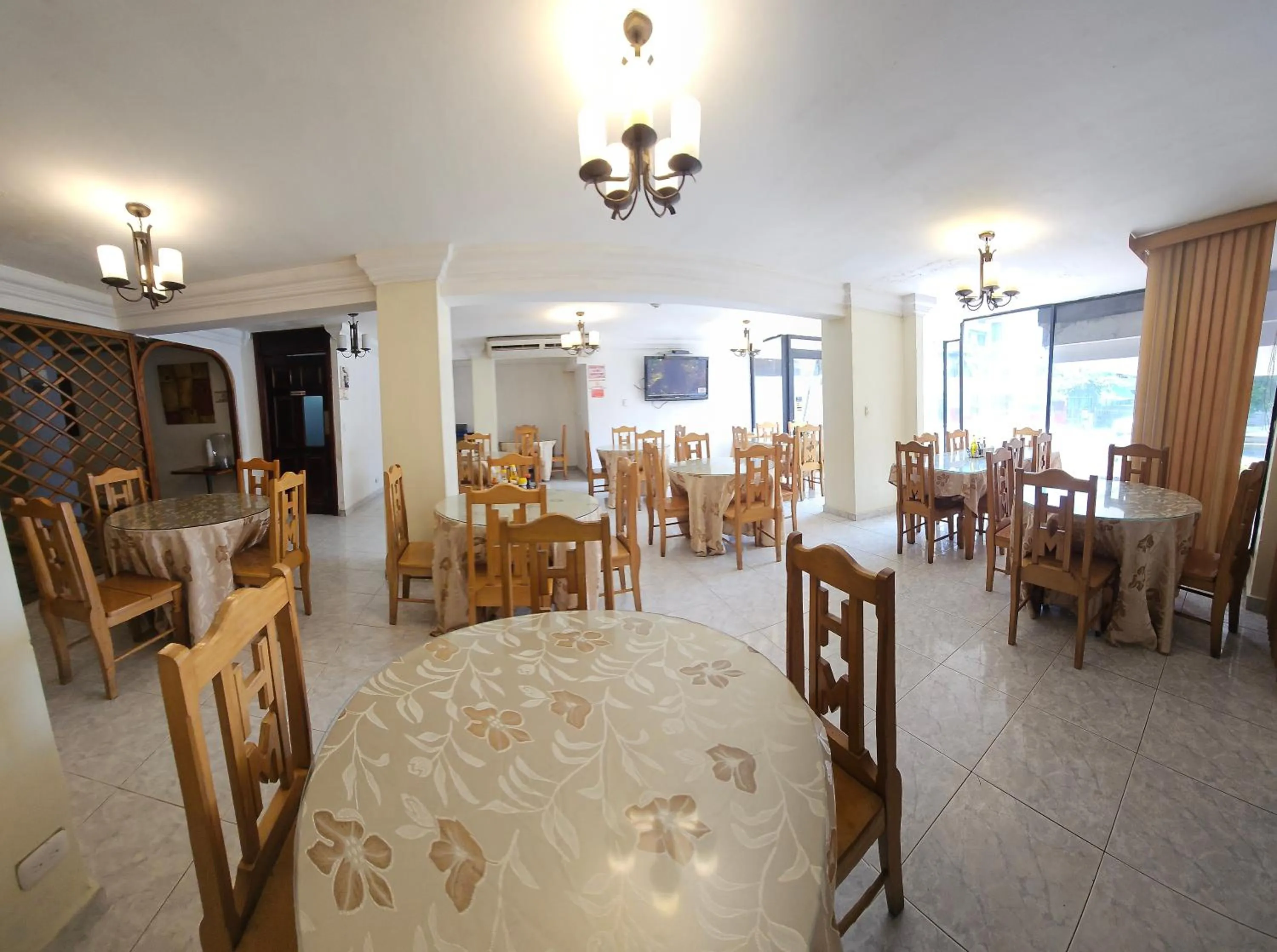 Restaurant/places to eat in Hotel Montreal