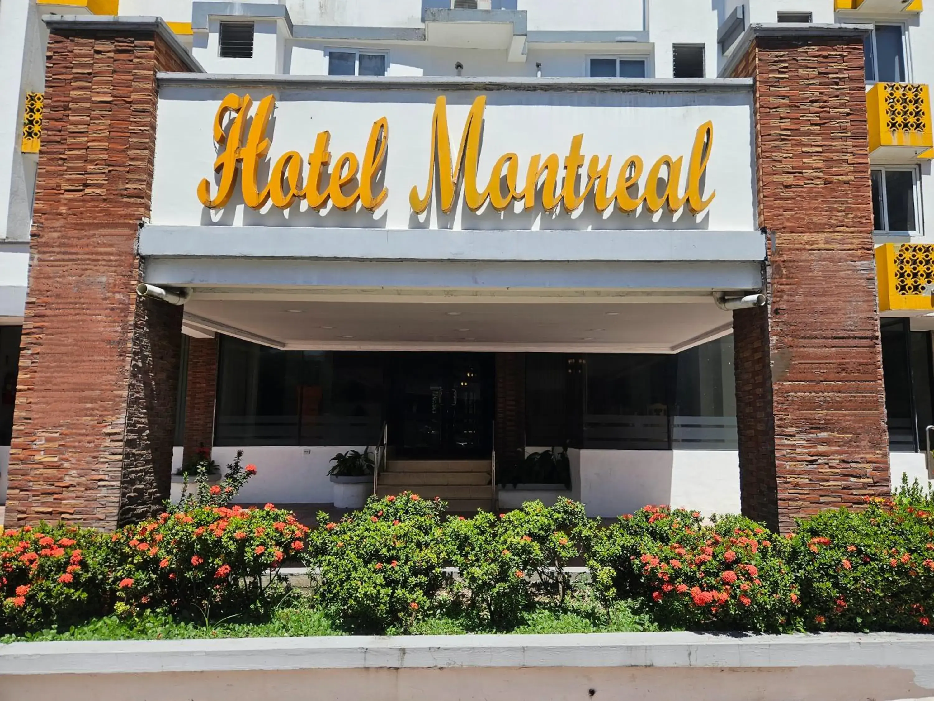 Facade/entrance in Hotel Montreal Facade/entrance in Hotel Montreal